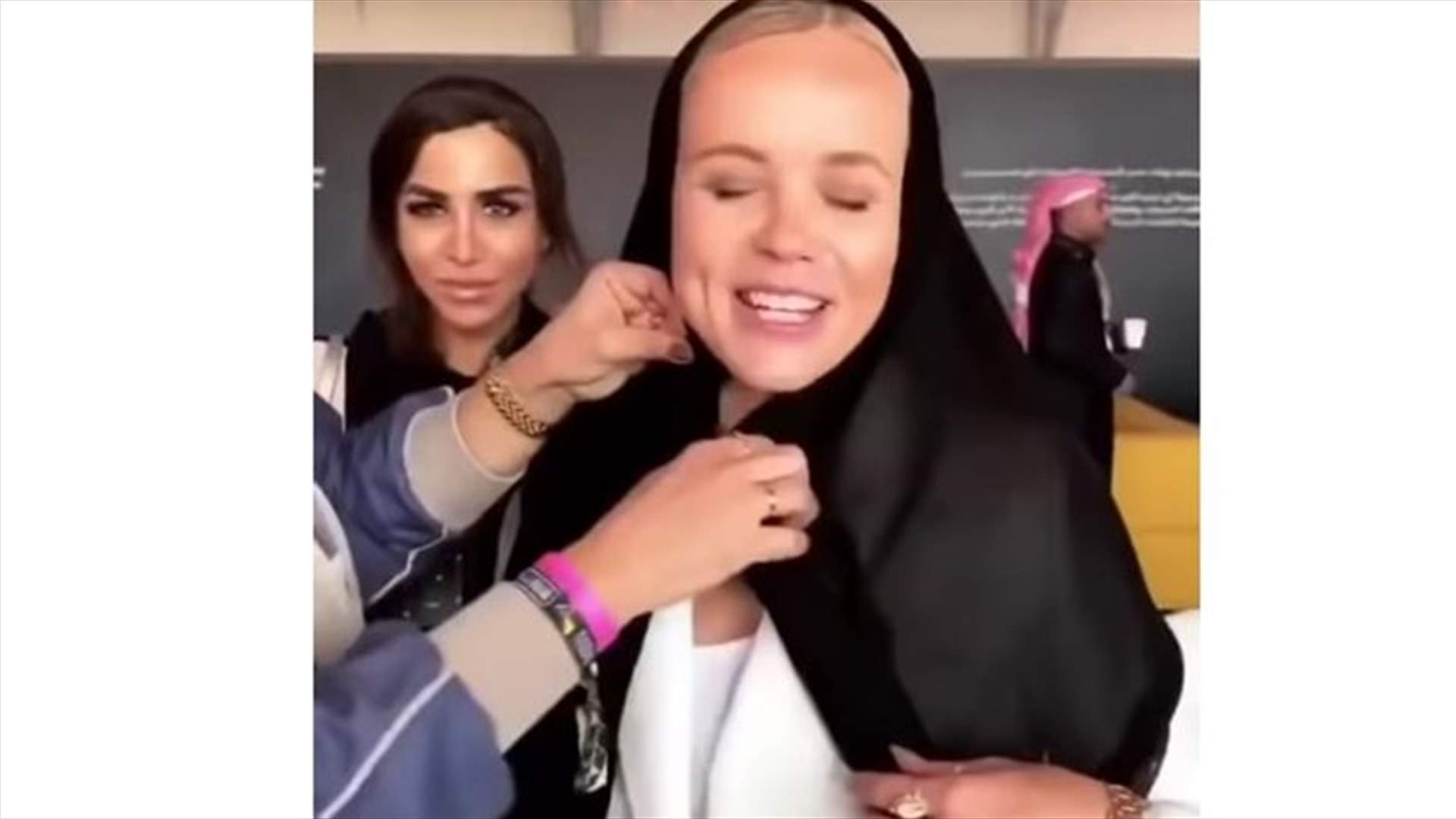 أميرة سعودية تلبس سائحة أجنبية الحجاب خلال "فورمولا إي" (فيديو)