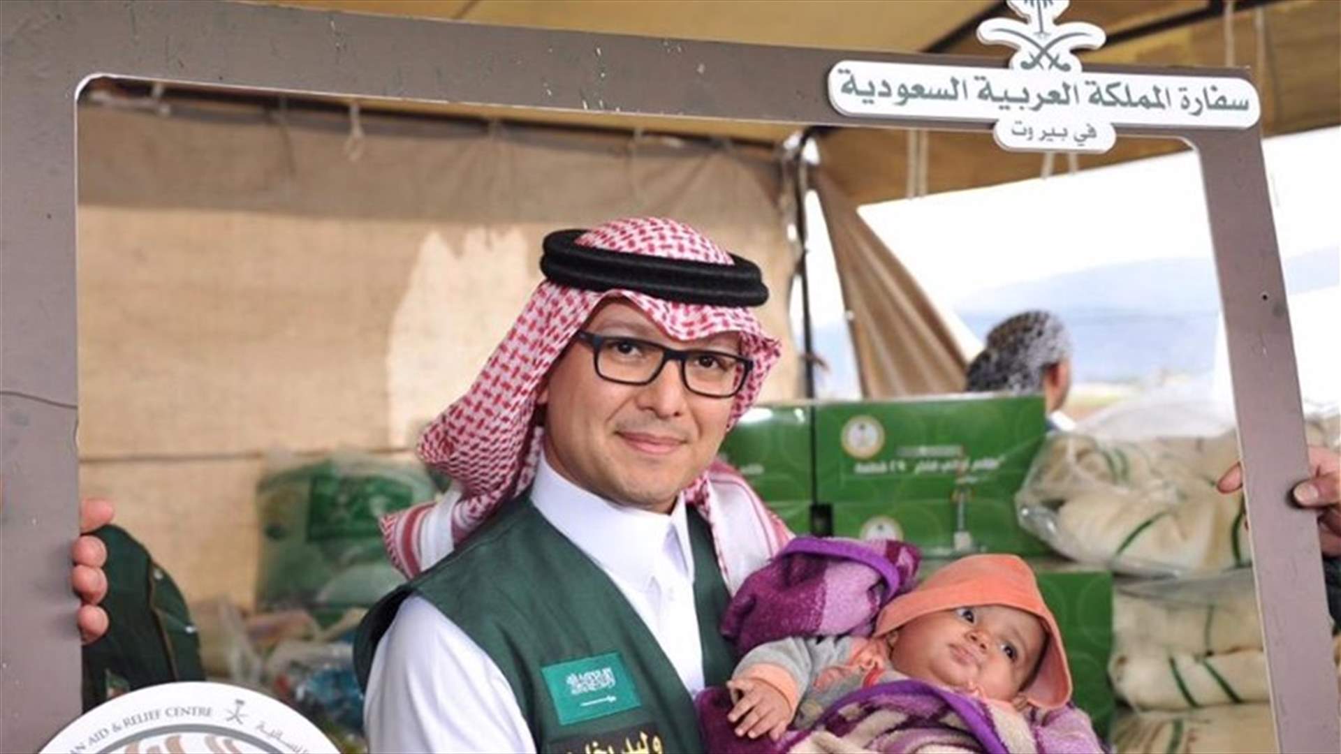 بخاري يجول داخل مخيم للنازحين... (صور)