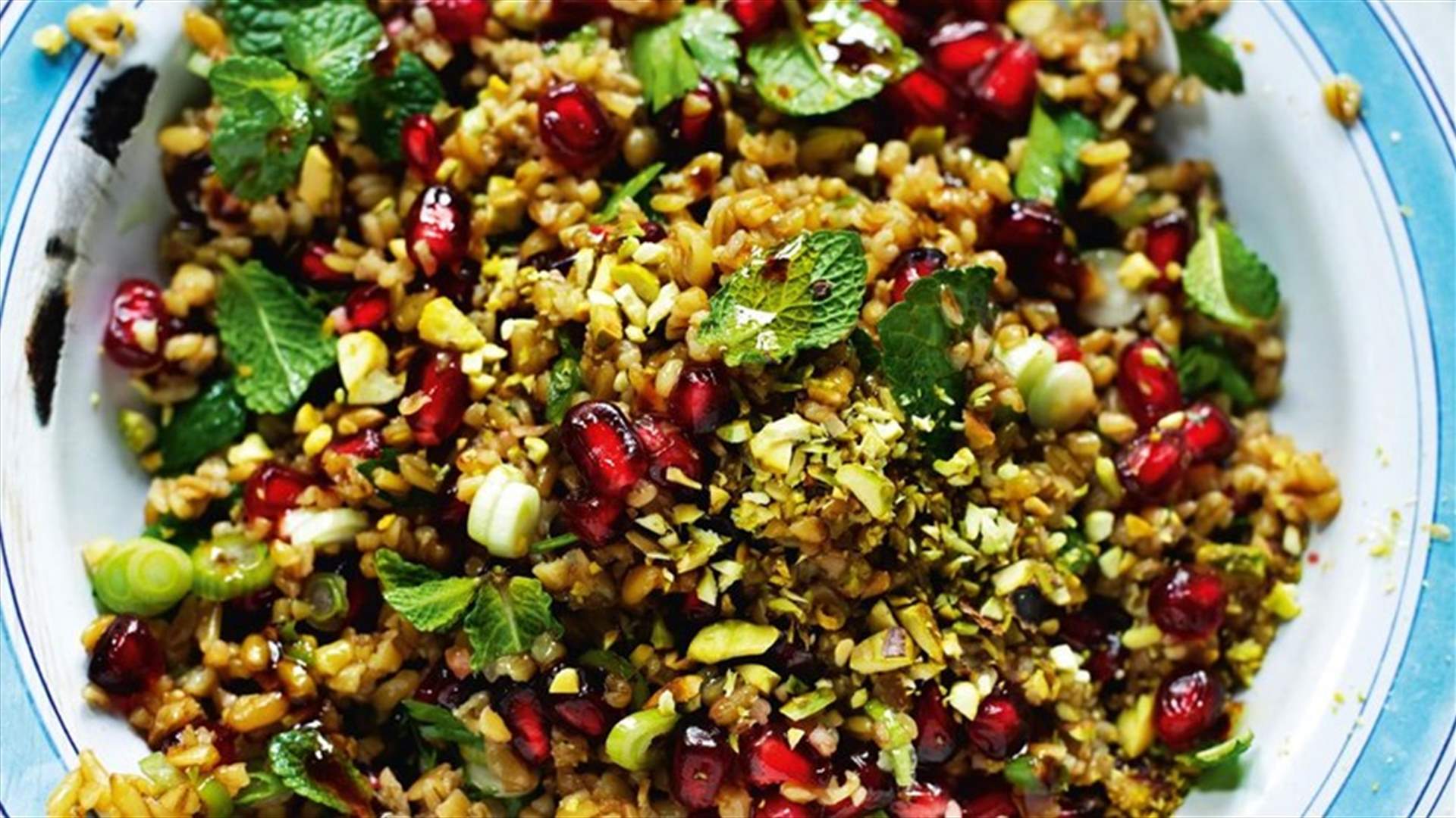 طريقة تحضير سلطة الفريكة والخضار (فيديو)