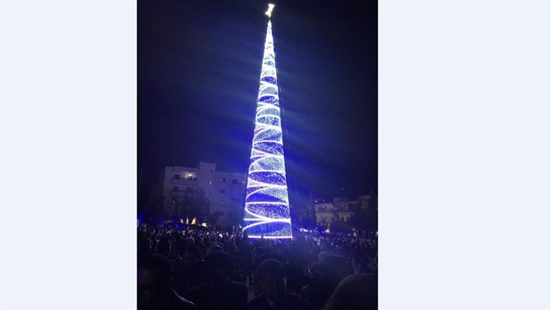 إضاءة أطول شجرة عيد ميلاد في لبنان (صورة)