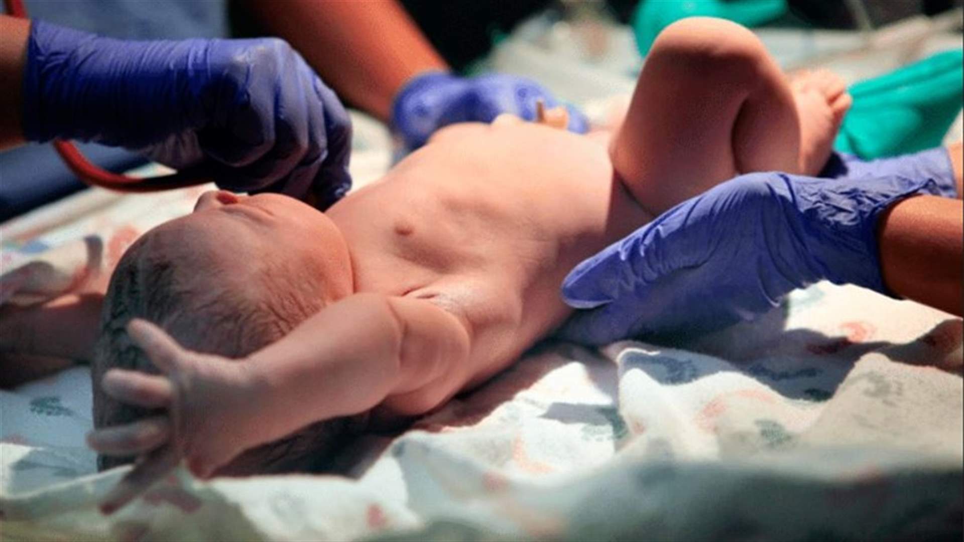 وضعت مولودها لحظة انتحارها شنقاً!