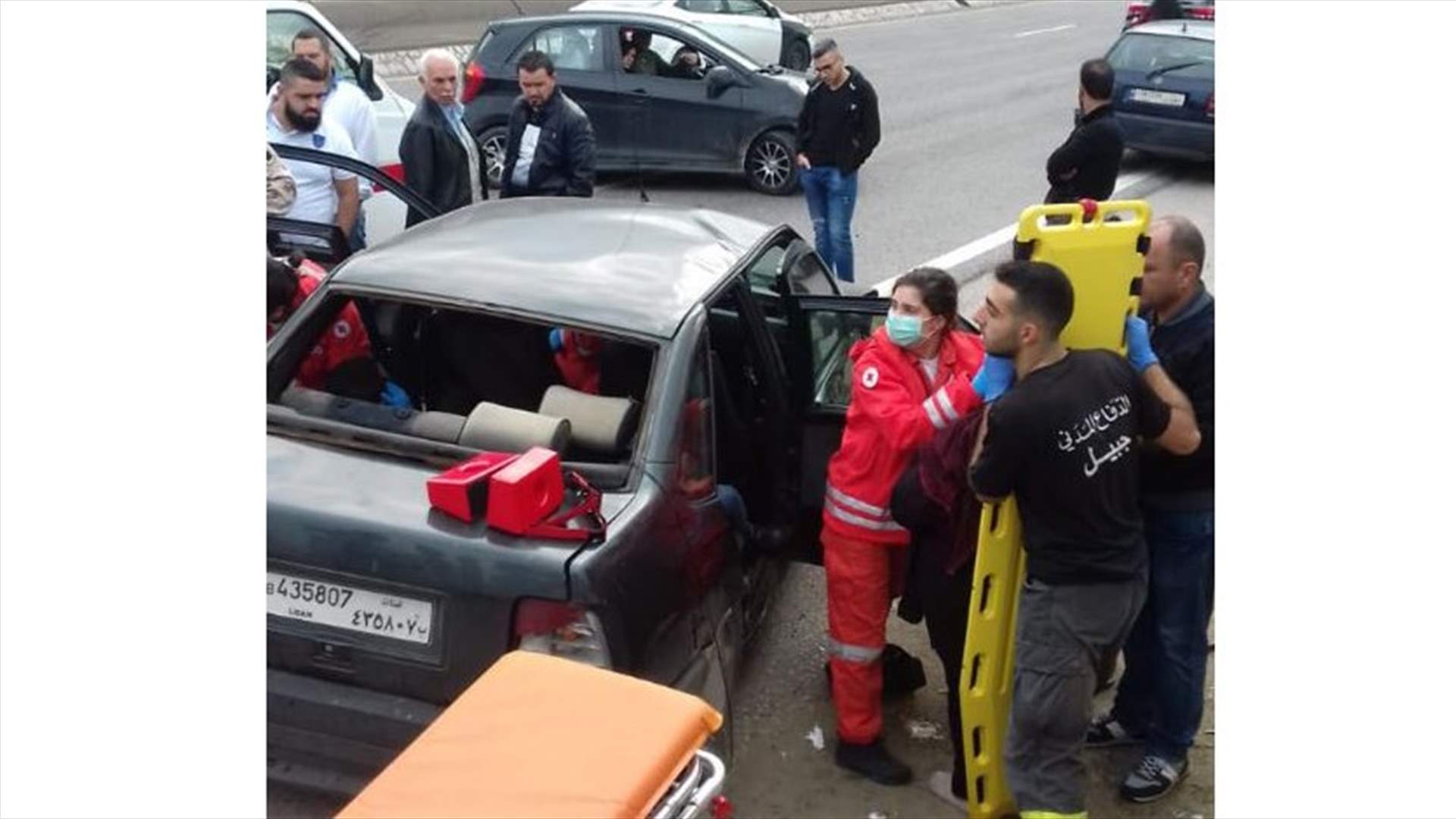جرحى في تصادم بين حافلة لنقل الركاب وسيارة في نهر ابراهيم (صور)