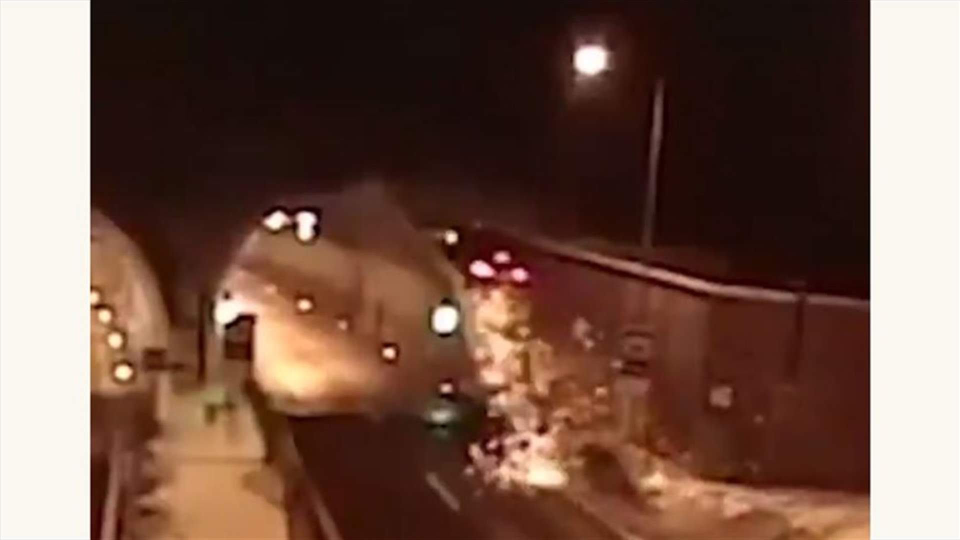حادث سير مروّع... سيارة طارت في الجو واصطدمت بطرف حائط نفق مروري (فيديو)