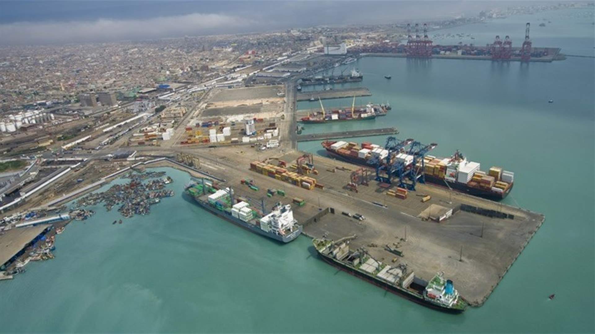 إغلاق 33 مرفأ في البيرو بسبب أمواج غير عادية