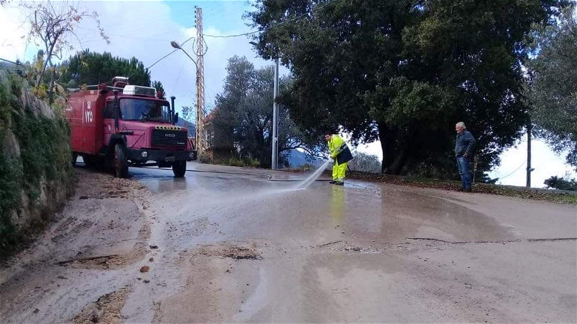 إعادة فتح طريق يحشوش بعد تراكم الأتربة والوحول