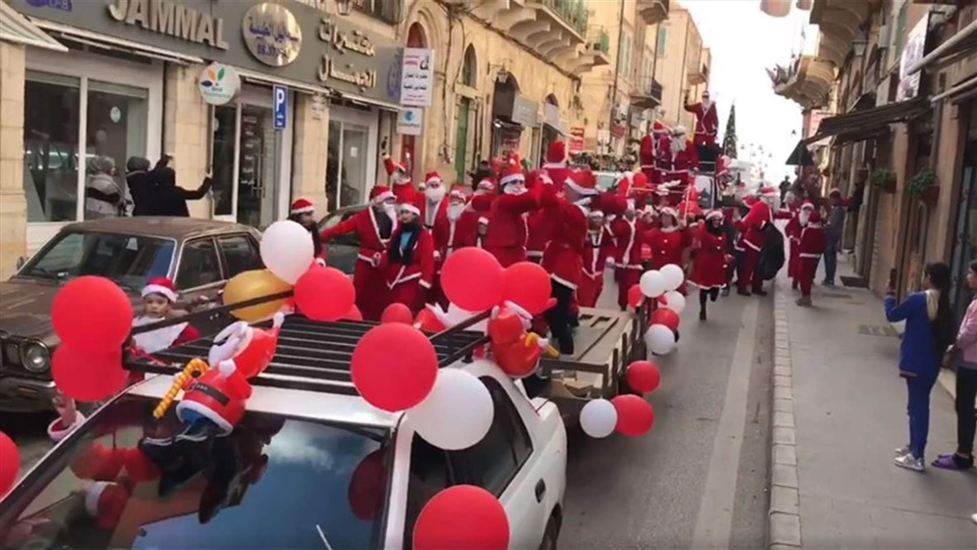 الميلاد في بعلبك... مواطنون بلباس &quot;بابا نويل&quot; يجوبون أسواقها (فيديو)