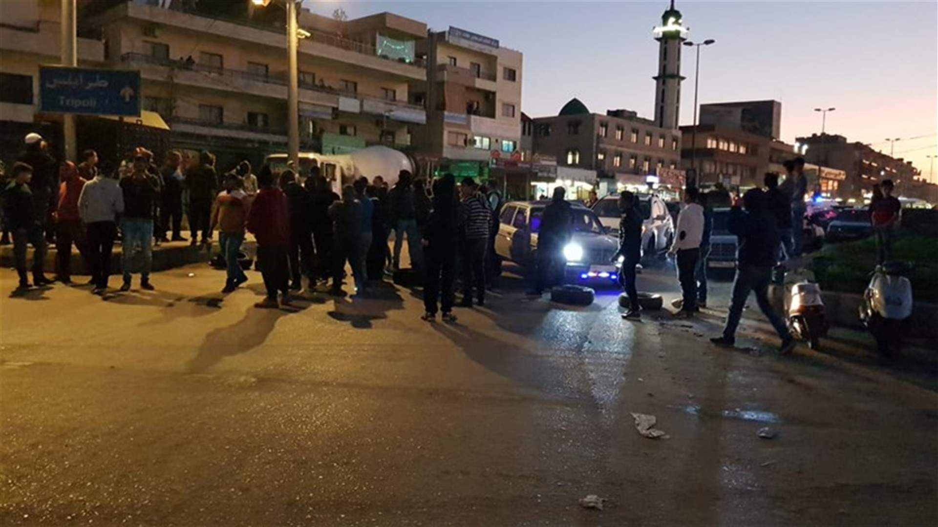 الجيش فتح طريق العبدة بعد أن أقفلها شبان لبعض الوقت (صورة)