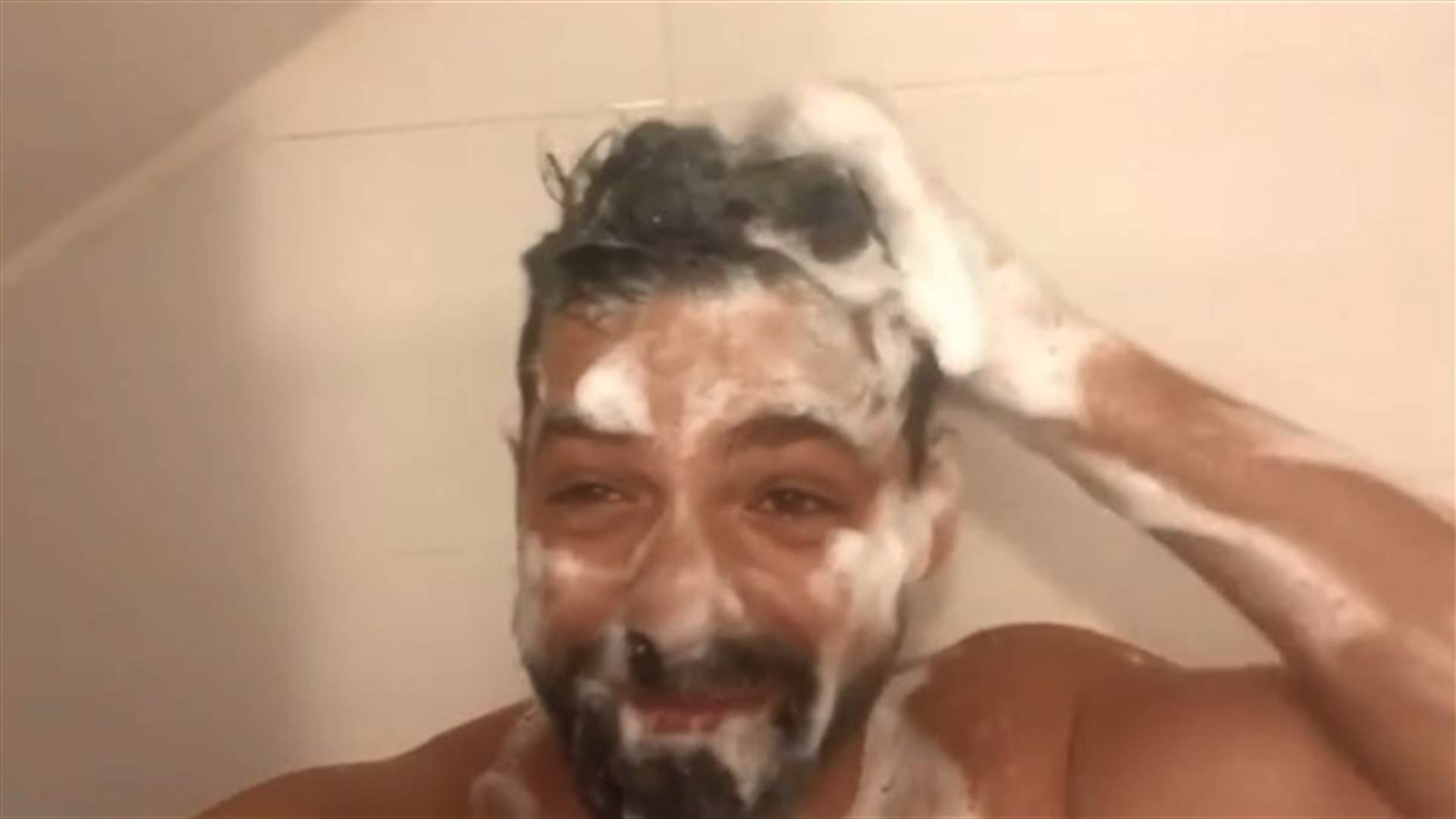 جو صادر يعايد متابعيه وهو يستحم (فيديو)