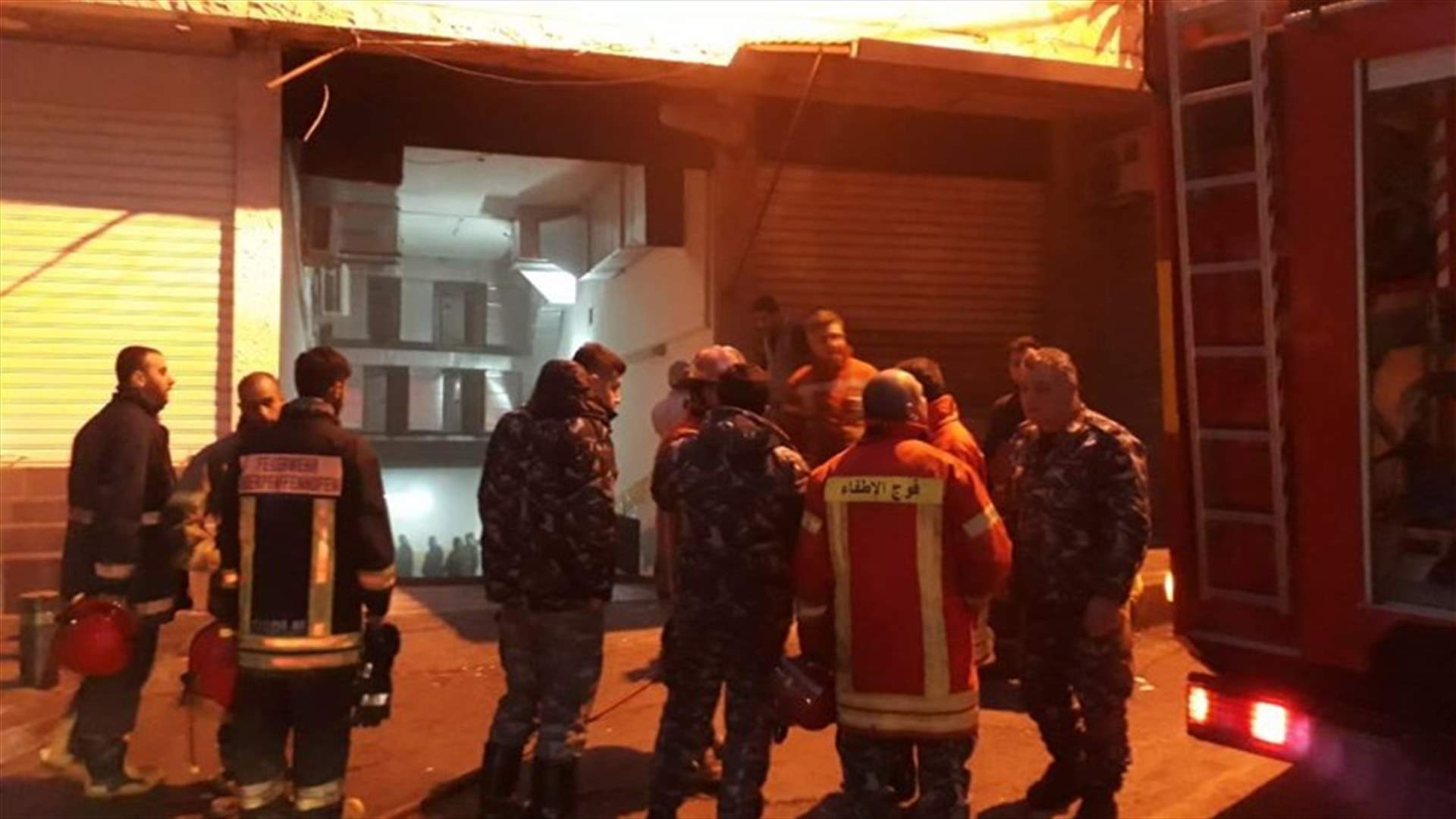 اخماد حريق داخل مستودع في فردان بعد اخلاء سكان المبنى (صور)