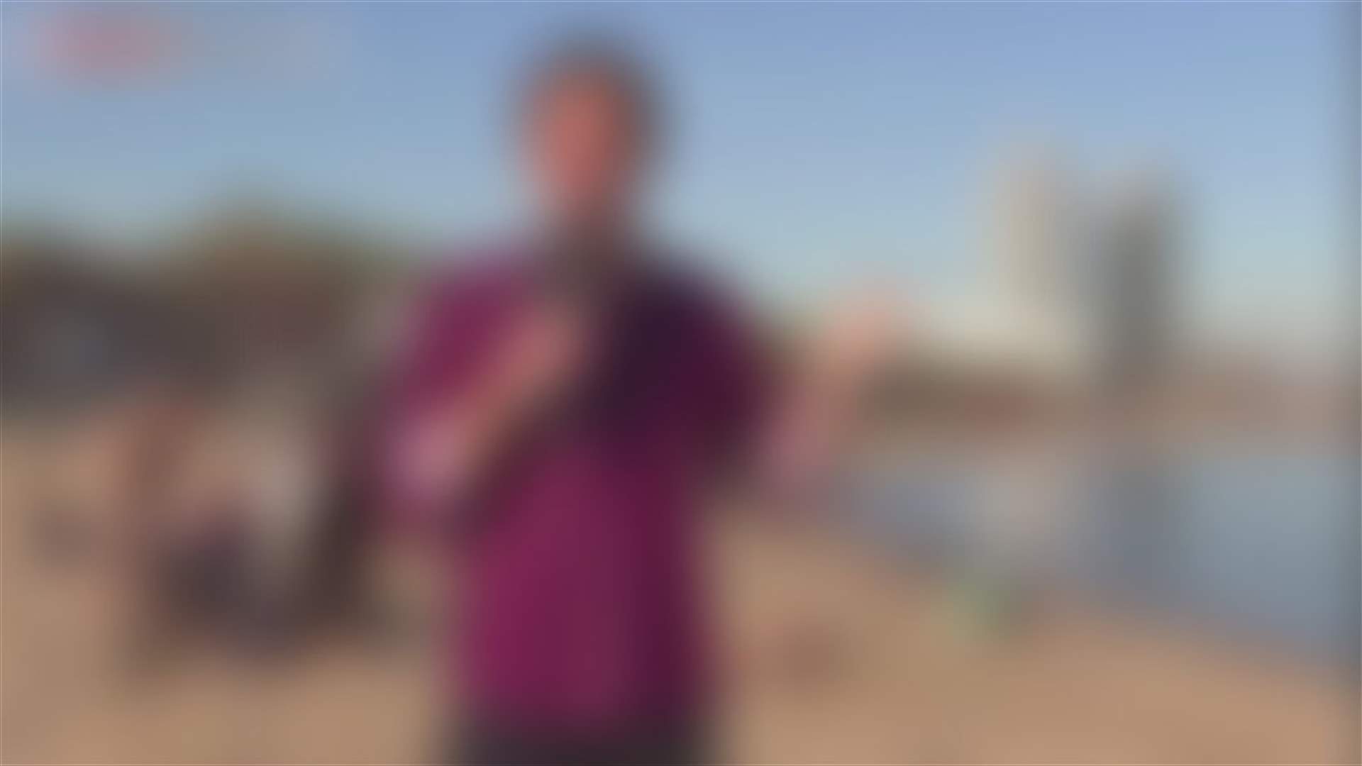 ظهر من دون ملابس في حديث المراسل المباشر... (فيديو)