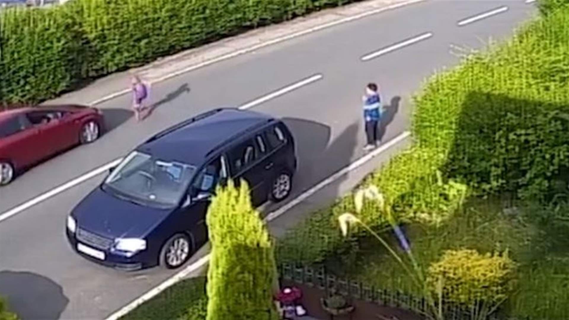 طفل يتعرّض لحادث على الطريق... صدمته سيارة وألقت به في الهواء! (فيديو)