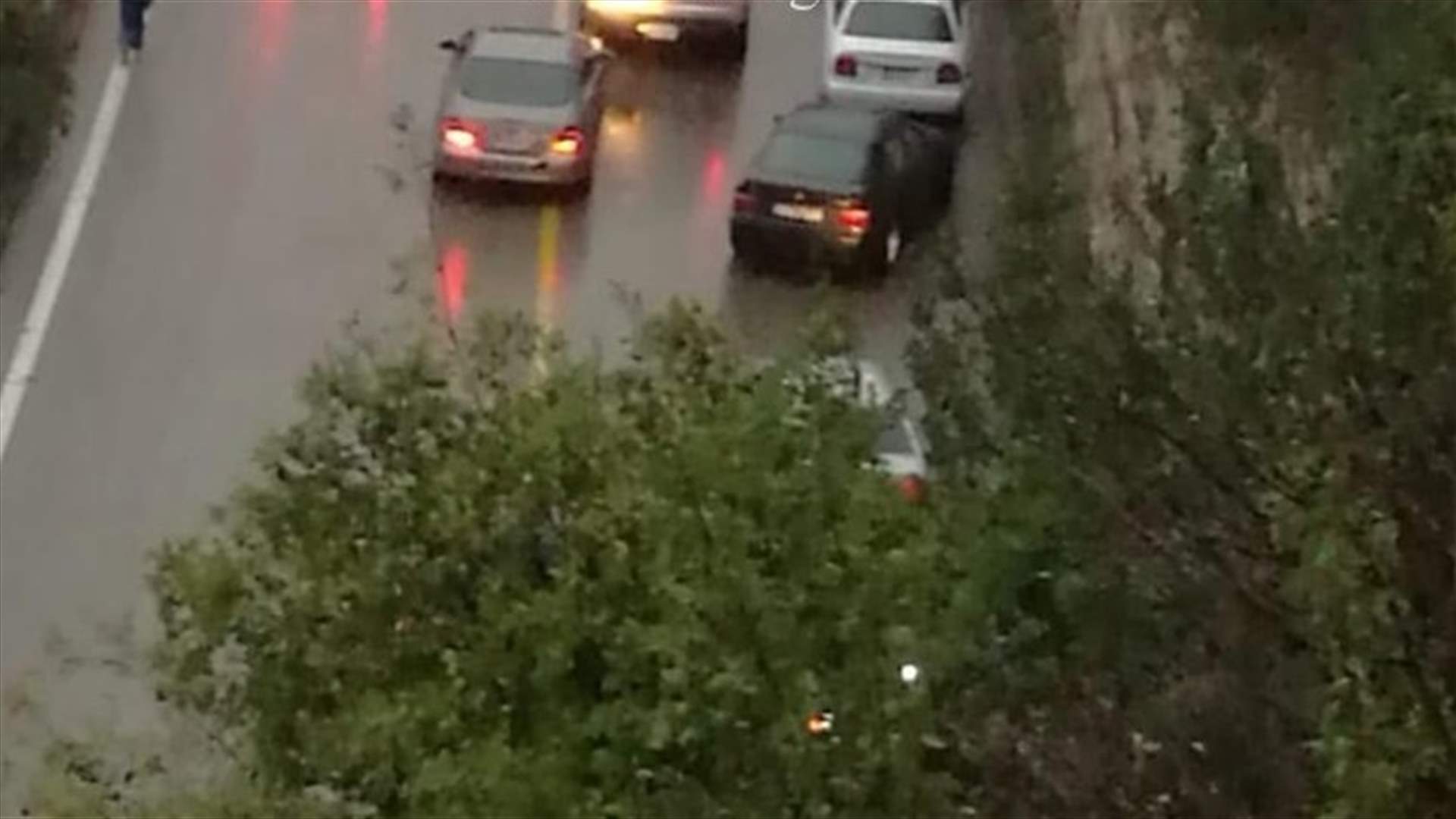 قطع الطريق عند ملتقى النهرين-الشوف اثر انقلاب شاحنة (صورة)