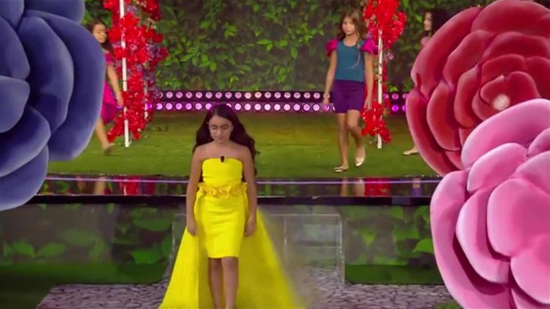 أصغر مصممة أزياء عربية تُطلق مجموعتها الأولى (فيديو)
