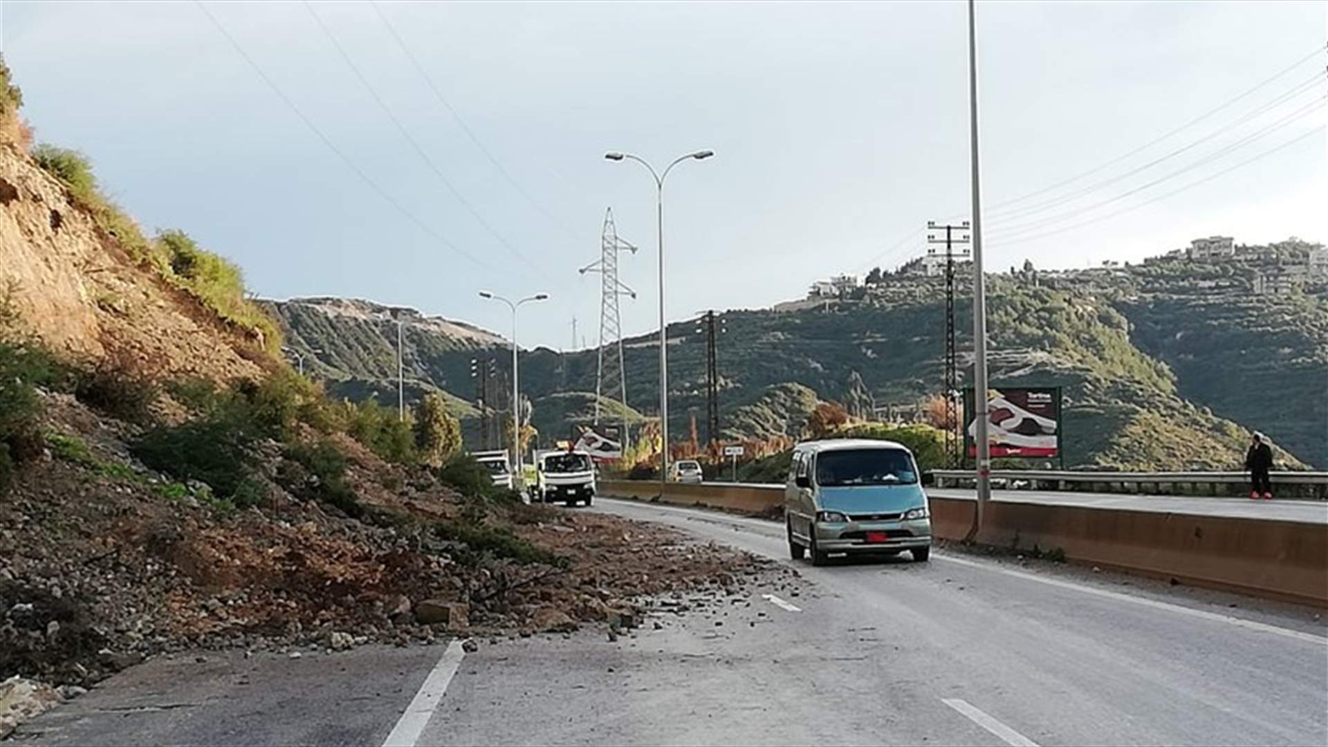 انهيار حائط دعم على اوتوستراد شكا (صور)