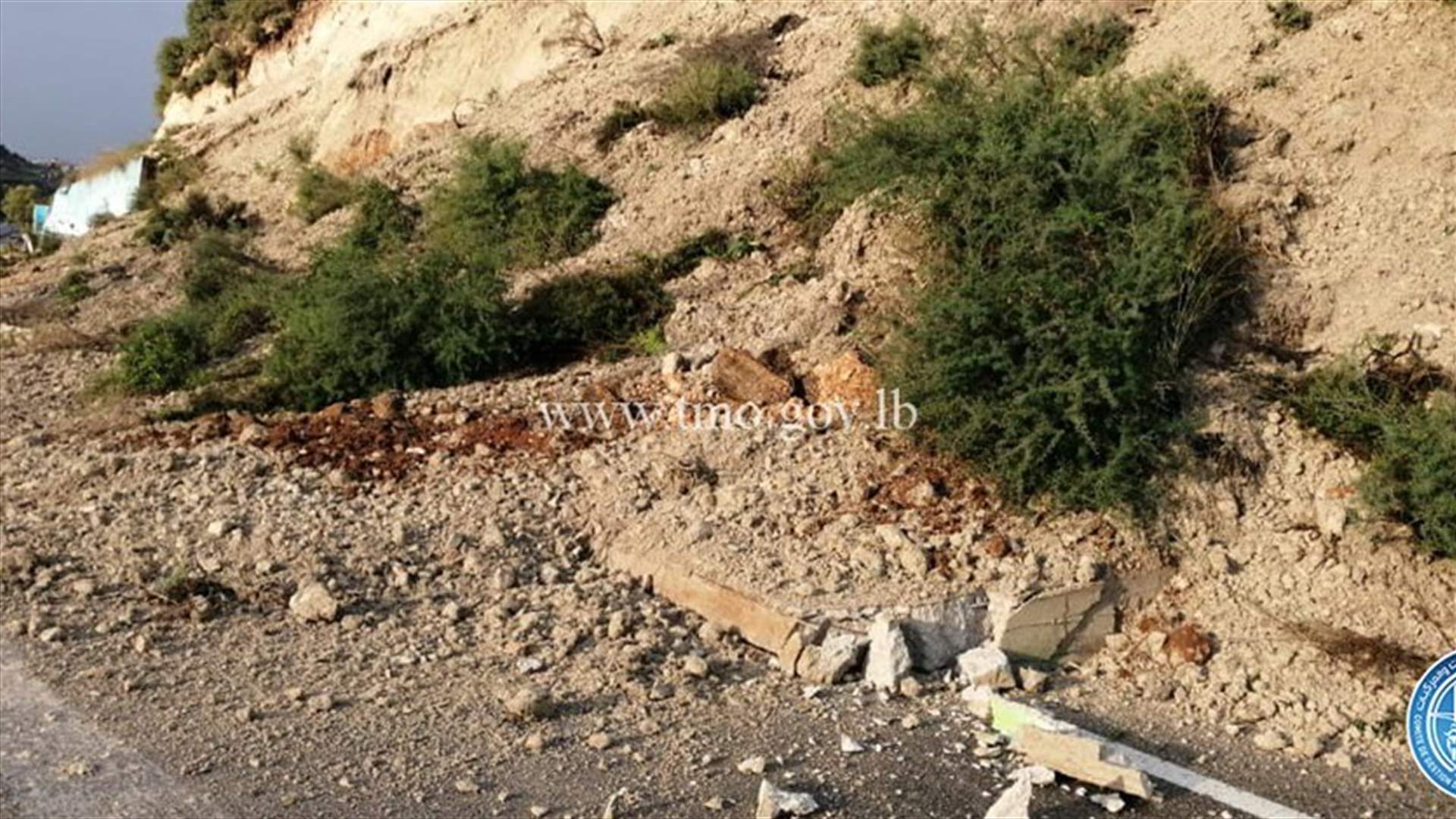 تحويل السير عن الاوتوستراد بعد نفق شكا البترون بعد انهيار حائط الدعم