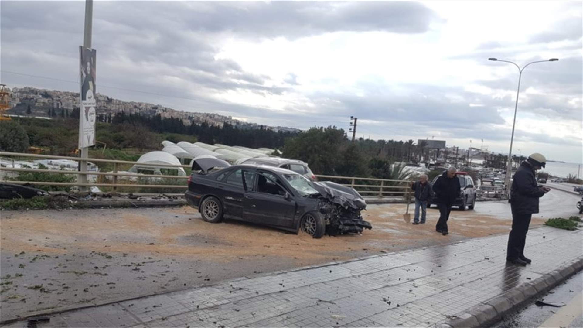 قتيل وجريحان في حادث سير على اوتوستراد الرميلة (صور)