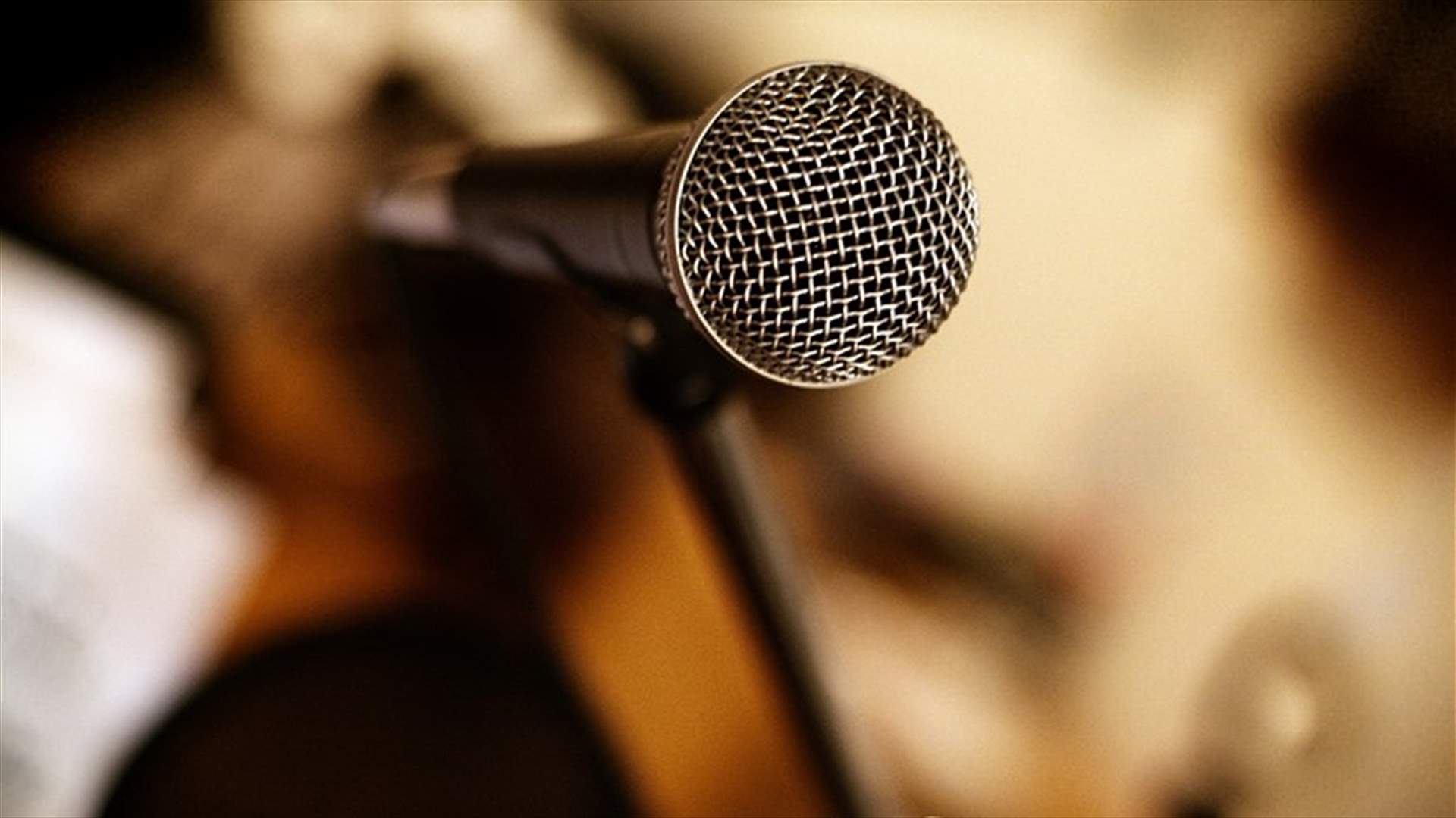 فنان تعرّض لحادثة غريبة... شاب اقتحم المسرح وأوقعه أرضاً (فيديو)
