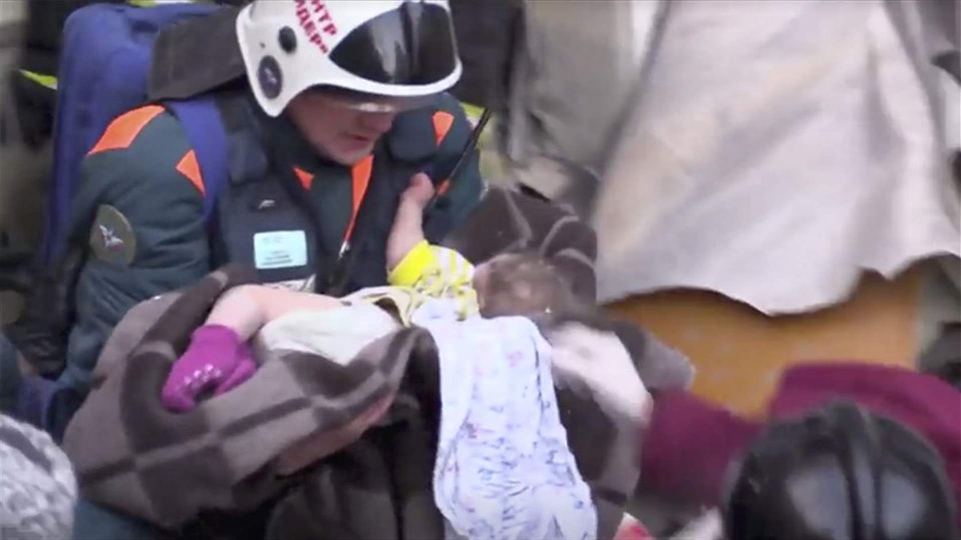 فيديو وصور توثق لحظة انتشال طفل رضيع على قيد الحياة من تحت أنقاض مبنى في روسيا