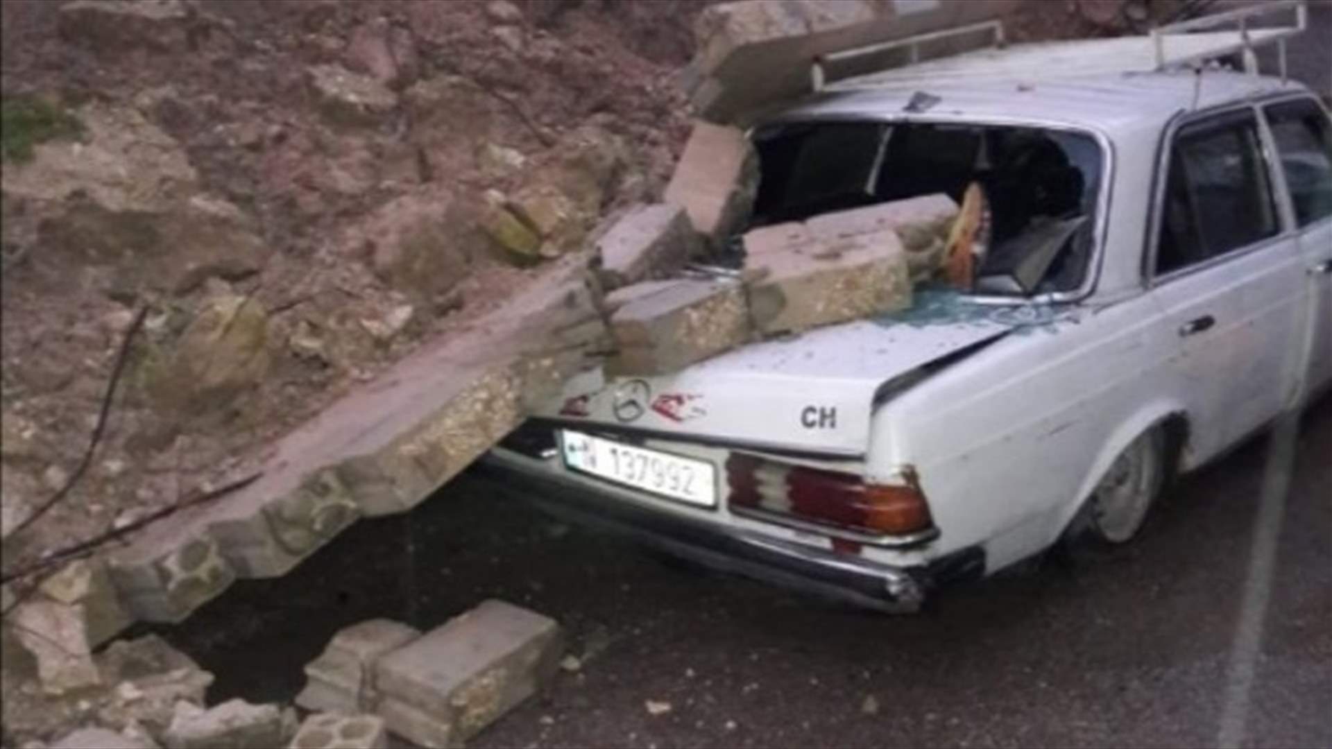 برك ومستنقعات في صور جراء الامطار... وسقوط حائط على سيارة في البرج الشمالي