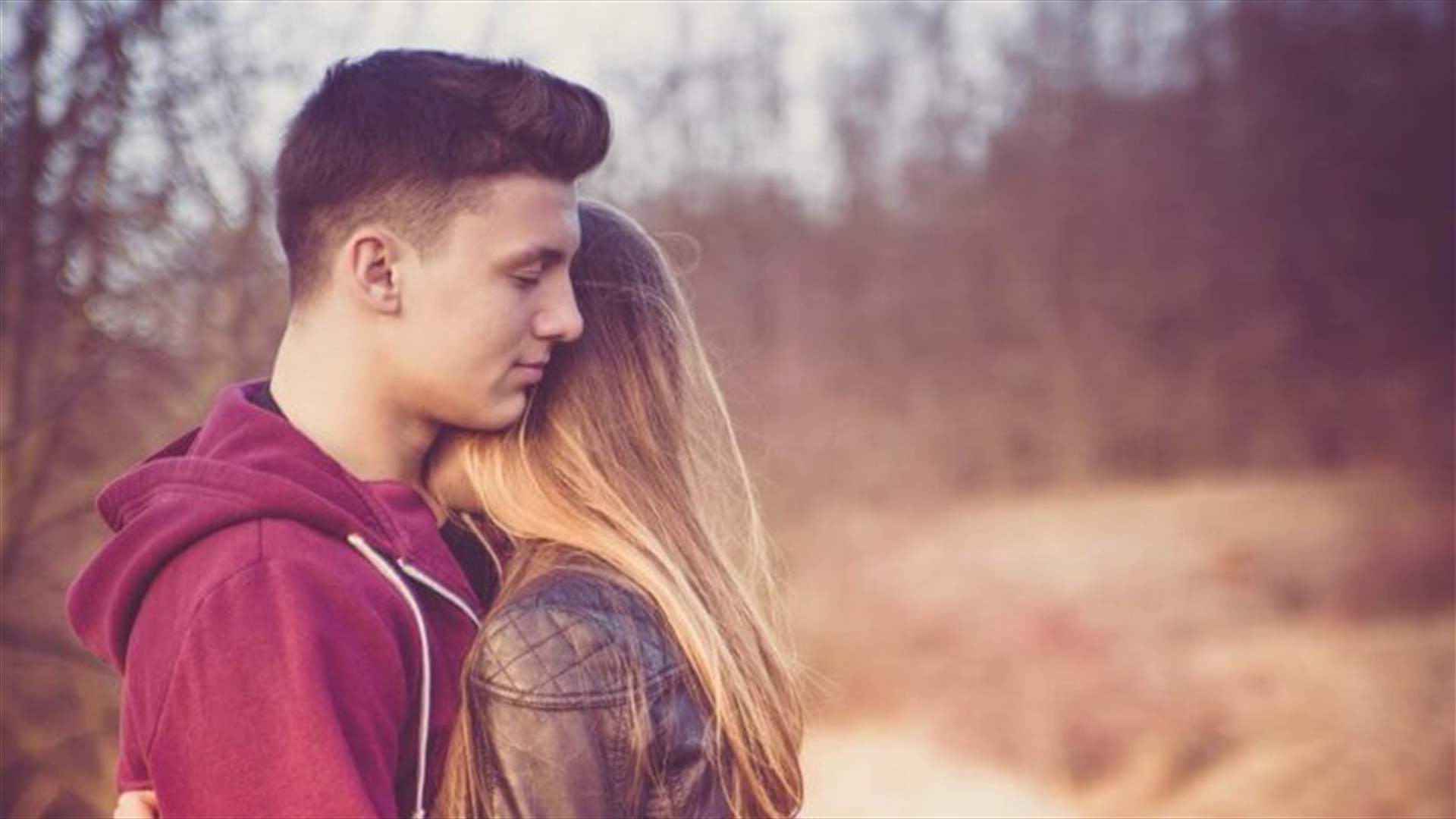 عناق بين شاب وحبيبته يتسبّب بفتح تحقيق في إحدى الجامعات (فيديو)