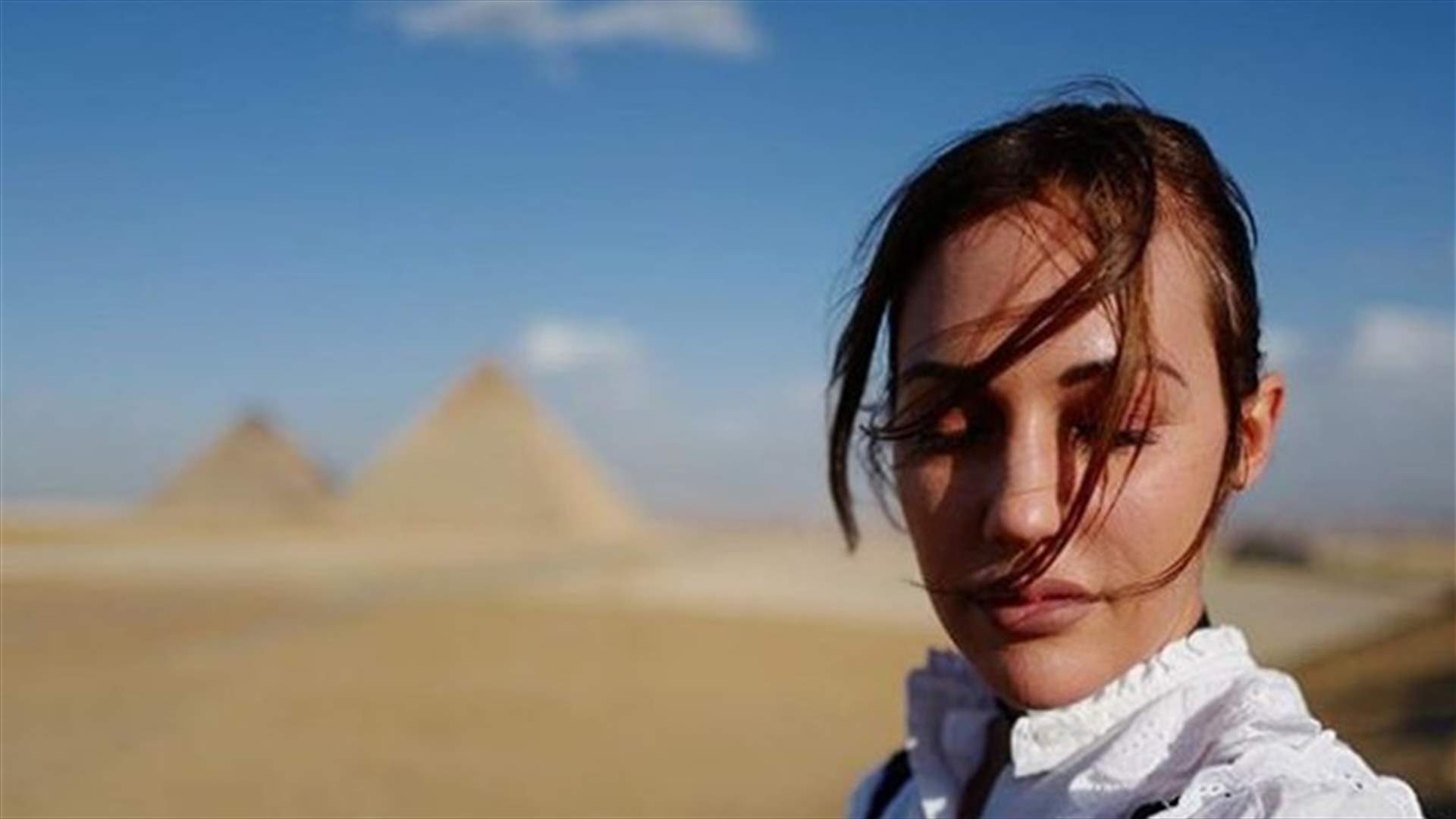 مريم اوزرلي في صورة عارية بالأبيض والأسود