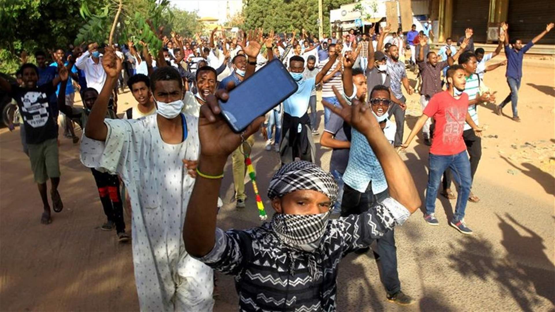 العشرات يشاركون في احتجاج في أم درمان بالسودان عقب صلاة الجمعة