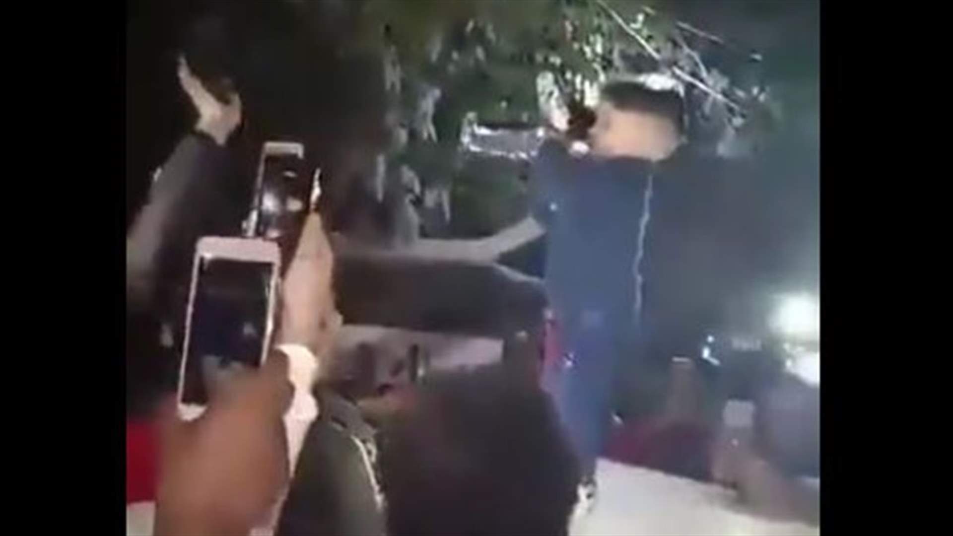 أجبر طفله على شرب الكحول بطريقة غريبة ليلة رأس السنة (فيديو)