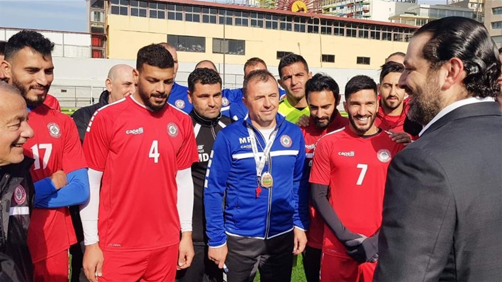 الحريري مع منتخب لبنان لكرة القدم... و"سيلفي" من ملعب نادي النجمة!