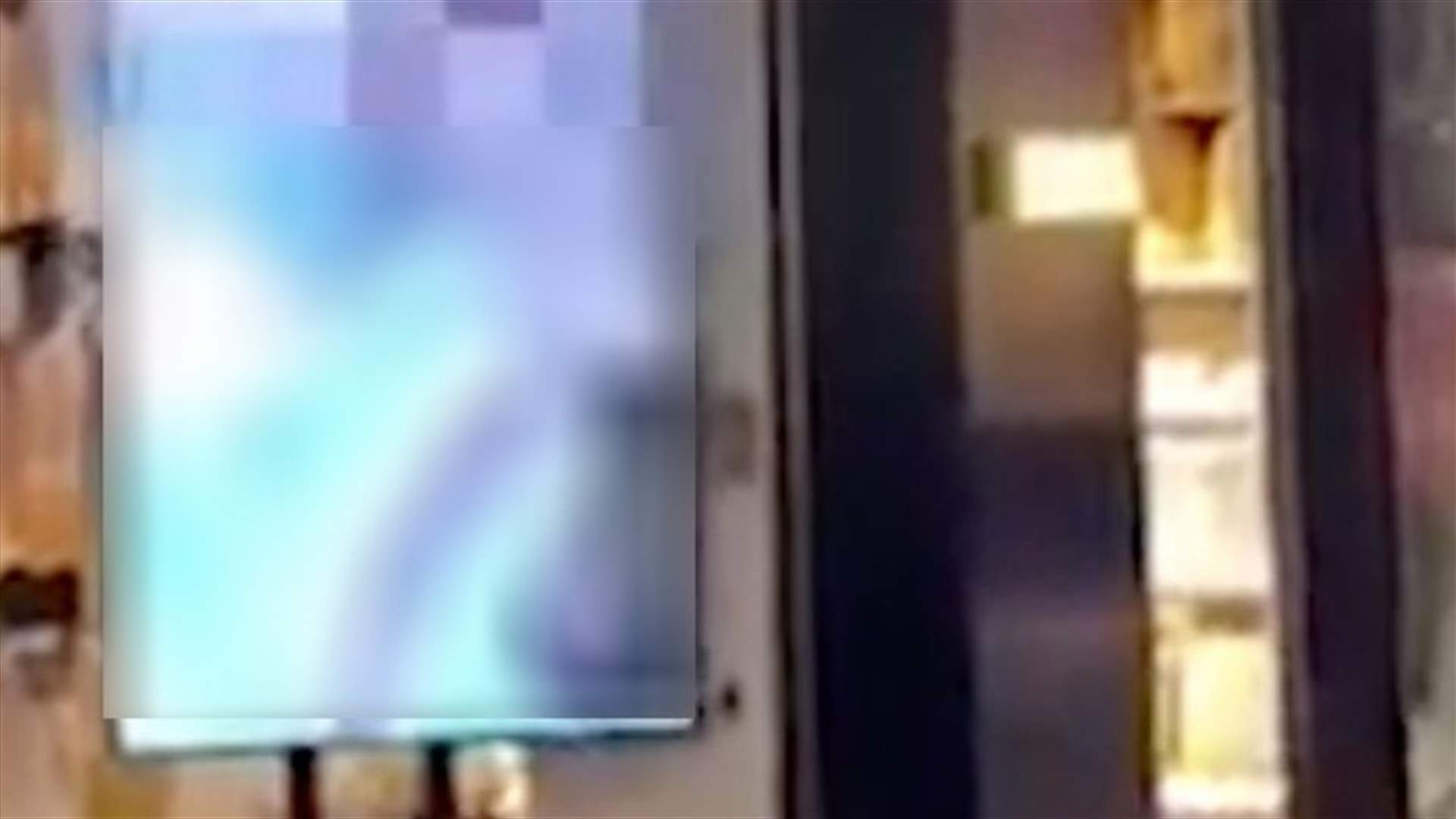فيلم إباحي على شاشة في متجر... وهكذا حاولت الموظفة استدراك الأمر (فيديو)