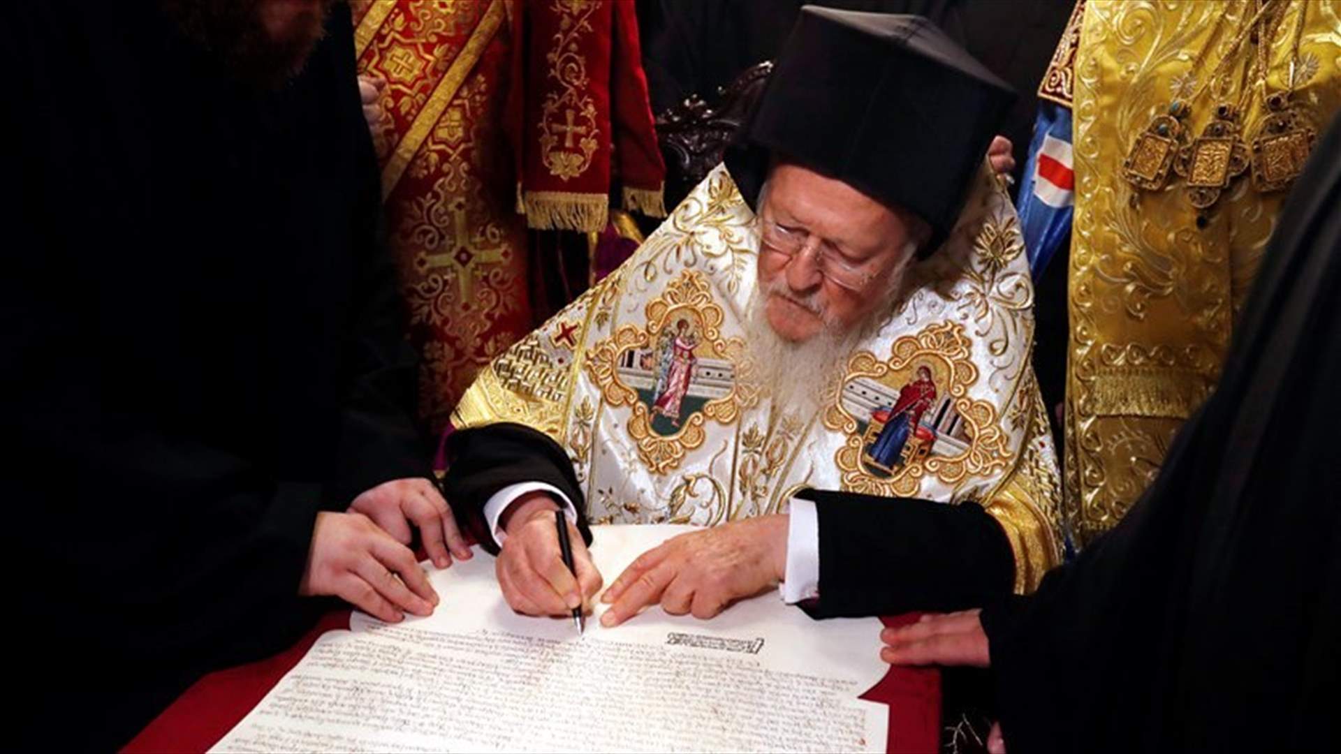 Ecumenical Patriarch signs decree granting Ukraine church independence
