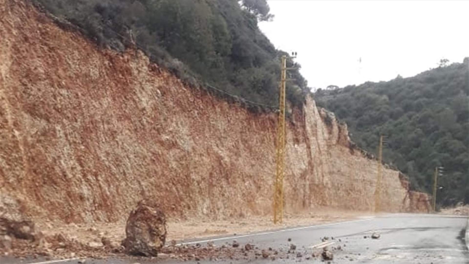 سيول في البترون وانهيار صخرة على طريق بحدرفل - اجدبرا (صورة)