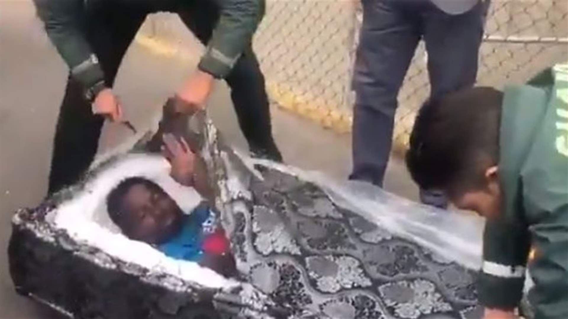 أسلوب جديد لدخول اسبانيا بطريقة غير شرعية... الاختباء داخل فراش (فيديو)