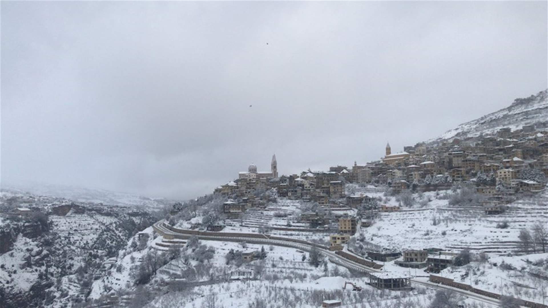 الثلوج تغطي معظم قضاء بشري... والعمل على إعادة التيار الكهربائي
