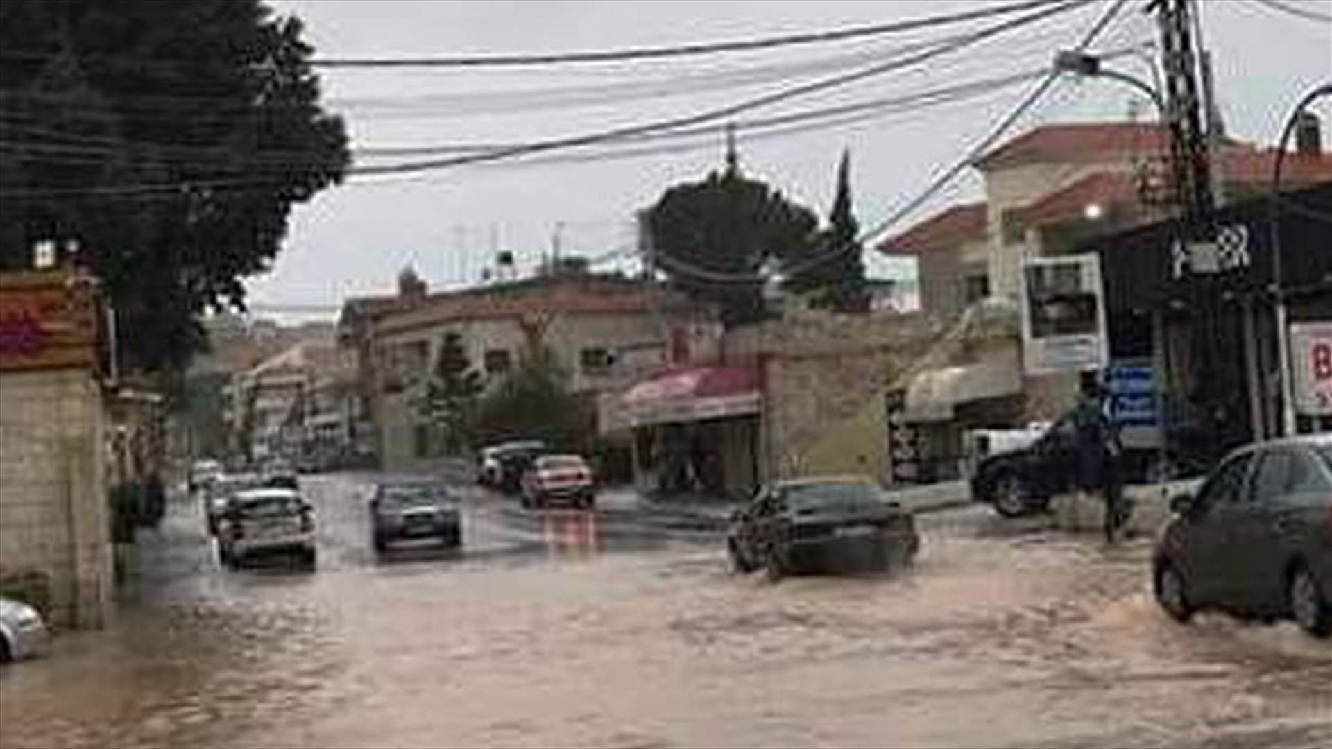 سحب ١٢ سيارة احتجزتها السيول في بشمزين-الكورة