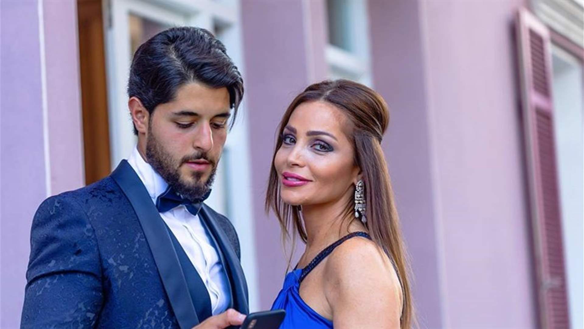 فيديو لخالد علامة يحمل والدته الخائفة على كتفيه... وهذا ما قاله لها