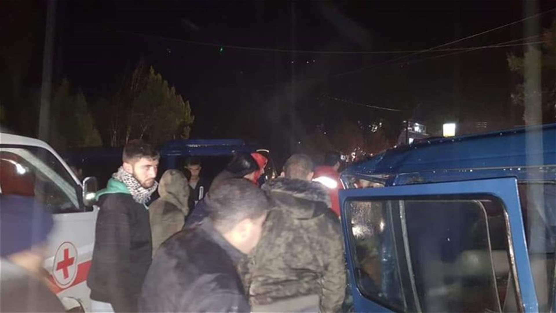 جرحى في حادث سير بين 3 فانات في حرار (صور)