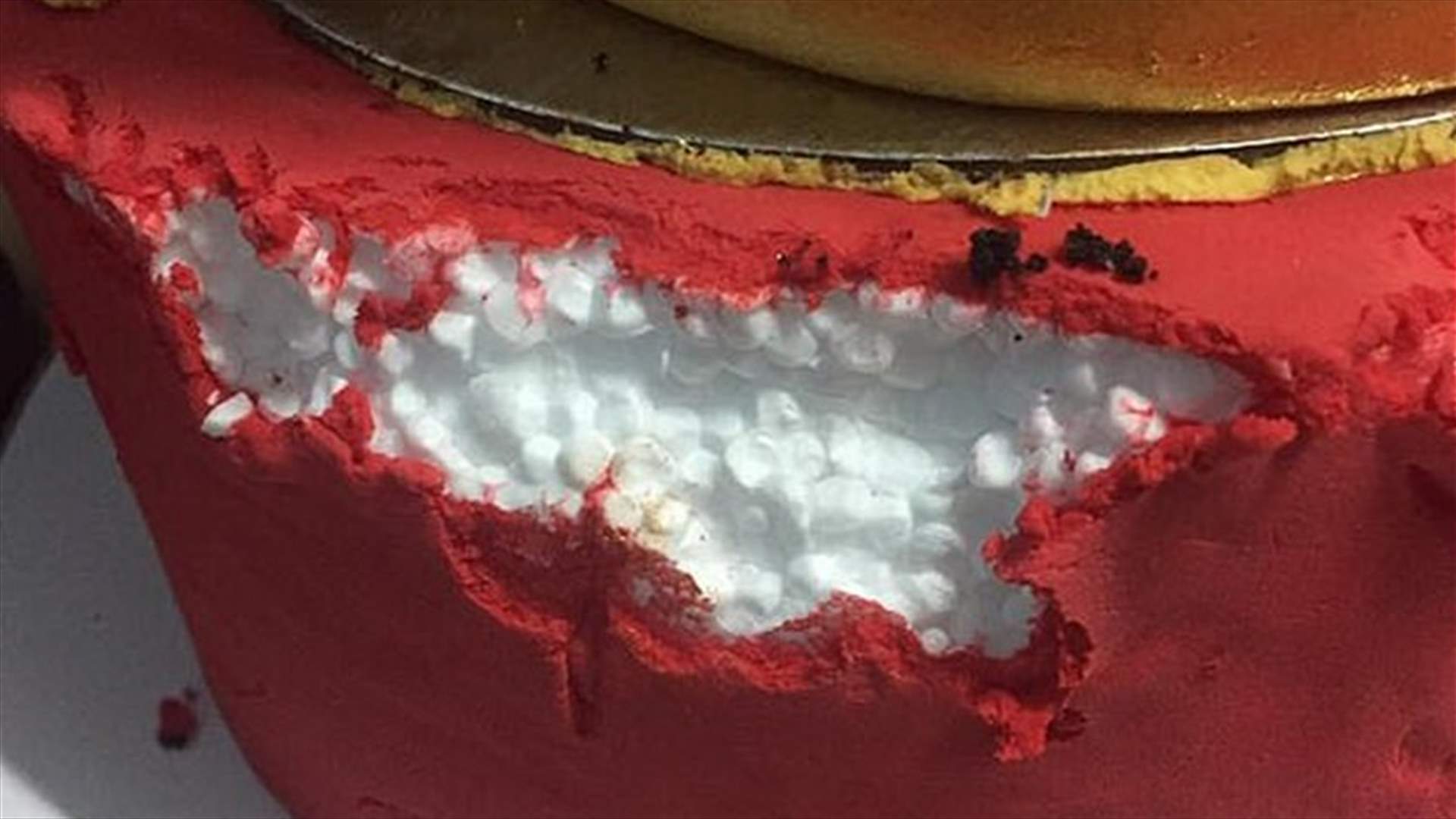 عروسان أمضا يوم زفافهما في قسم الشرطة بسبب كعكة الزفاف