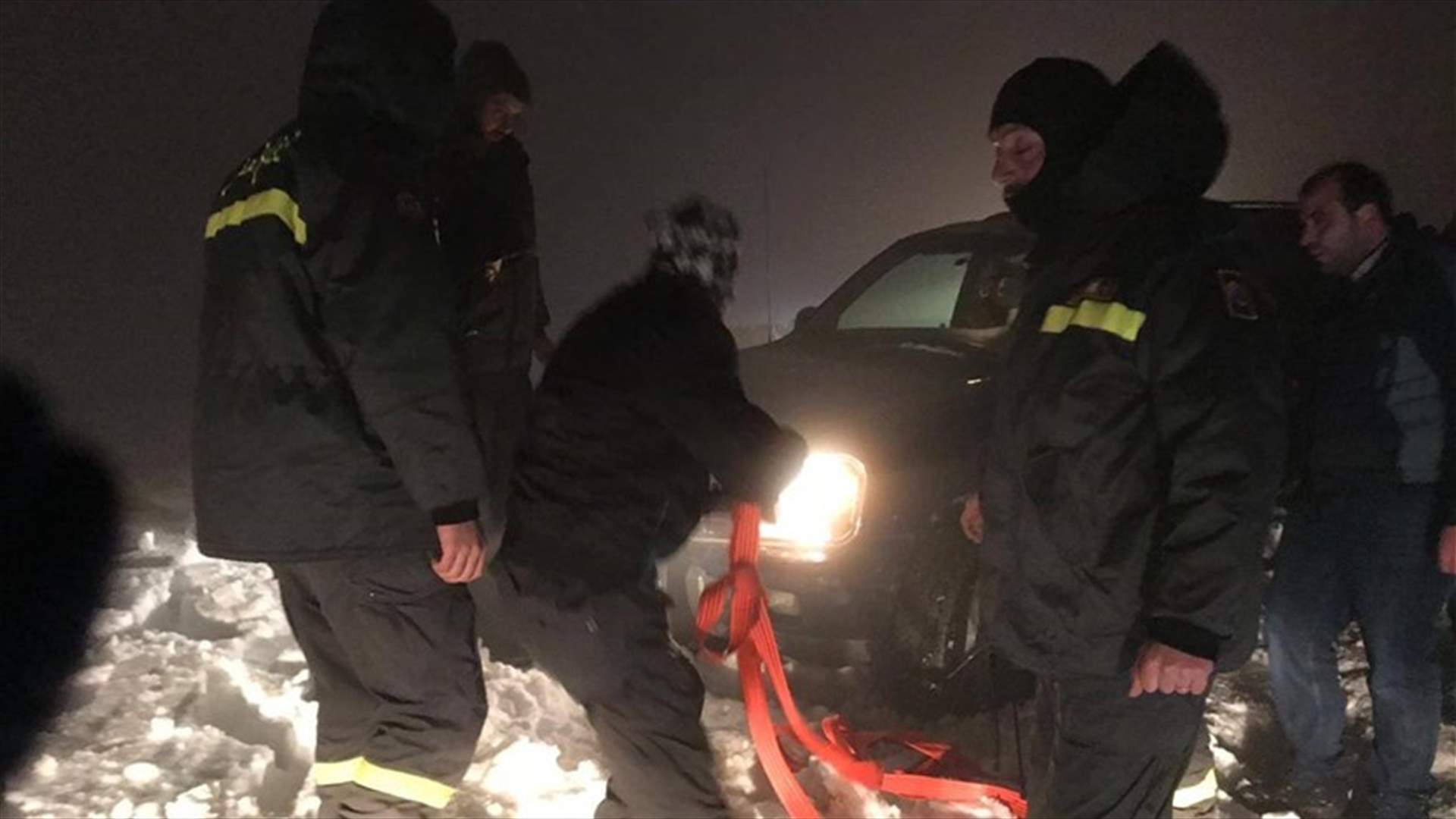 سحب سيارة احتجزتها الثلوج في شارون (صورة)