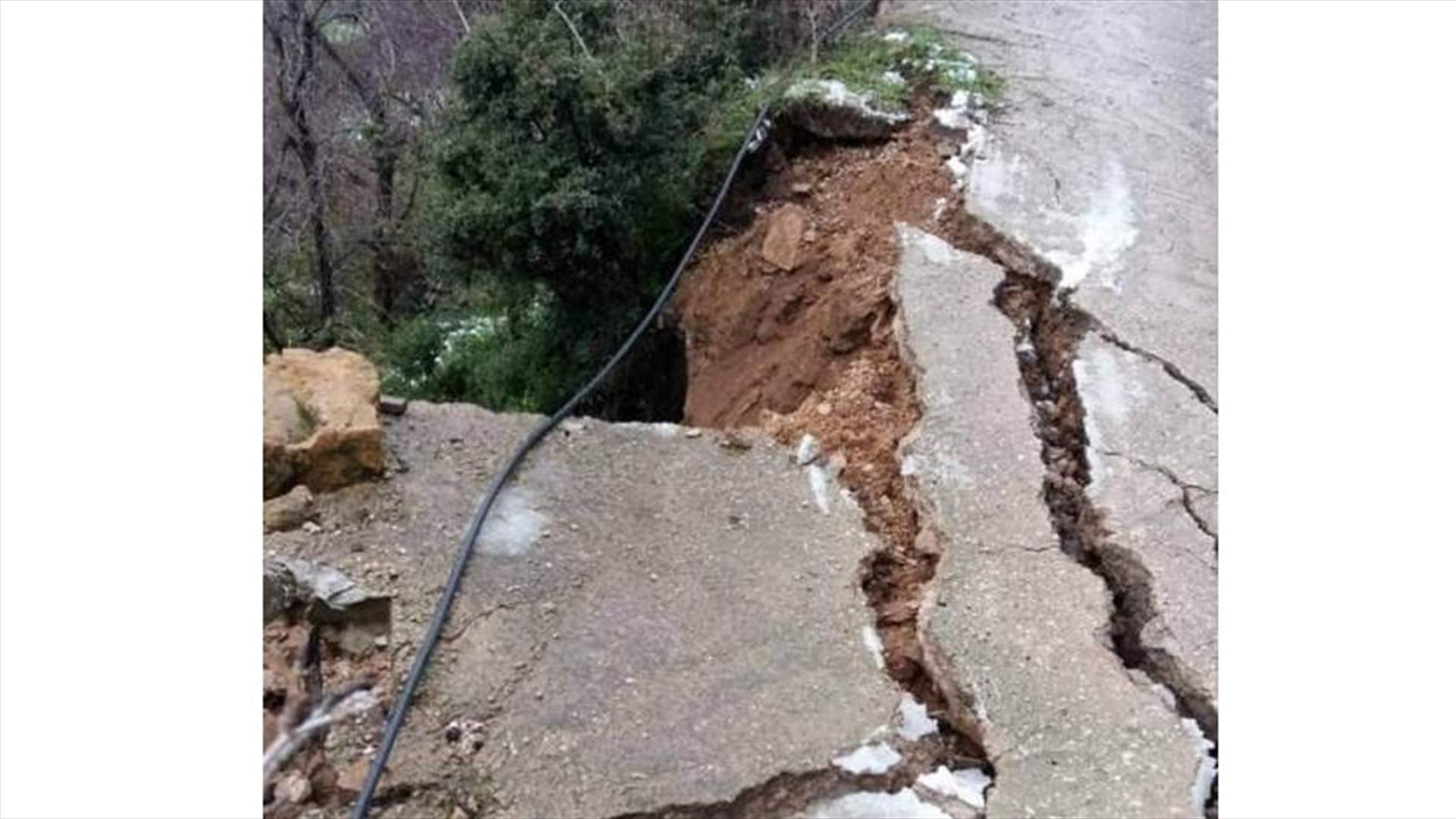 انهيار طريق في الضنية بسبب الامطار... والمدارس تغلق أبوابها غدا (صورة)