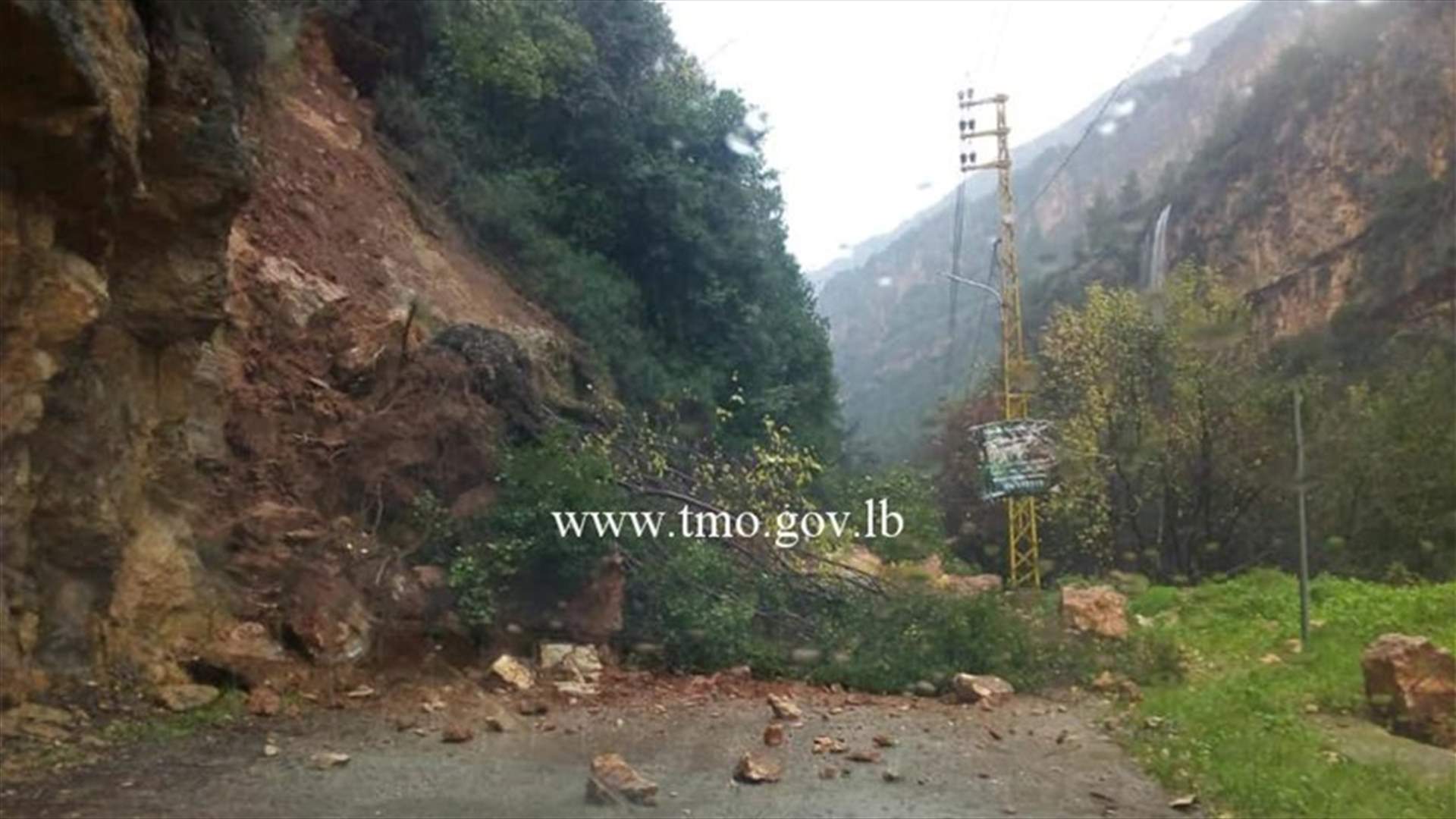 طريق نهر ابراهيم باتجاه يحشوش مقطوعة بسبب انهيار صخور وأتربة (صورة)