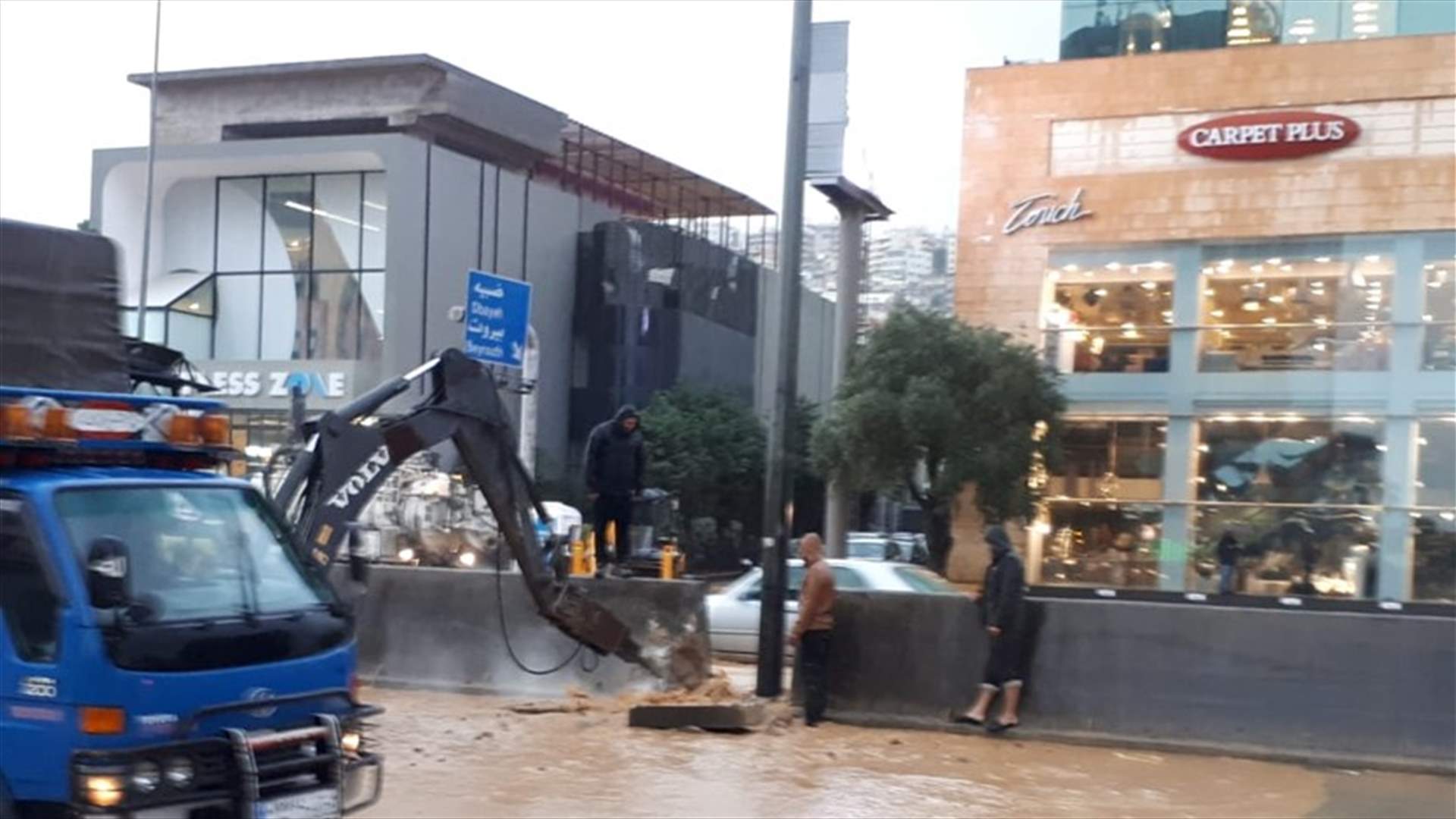بعد غرق اوتوستراد ضبيه... كسر الفاصل بين المسلكين (صورة)
