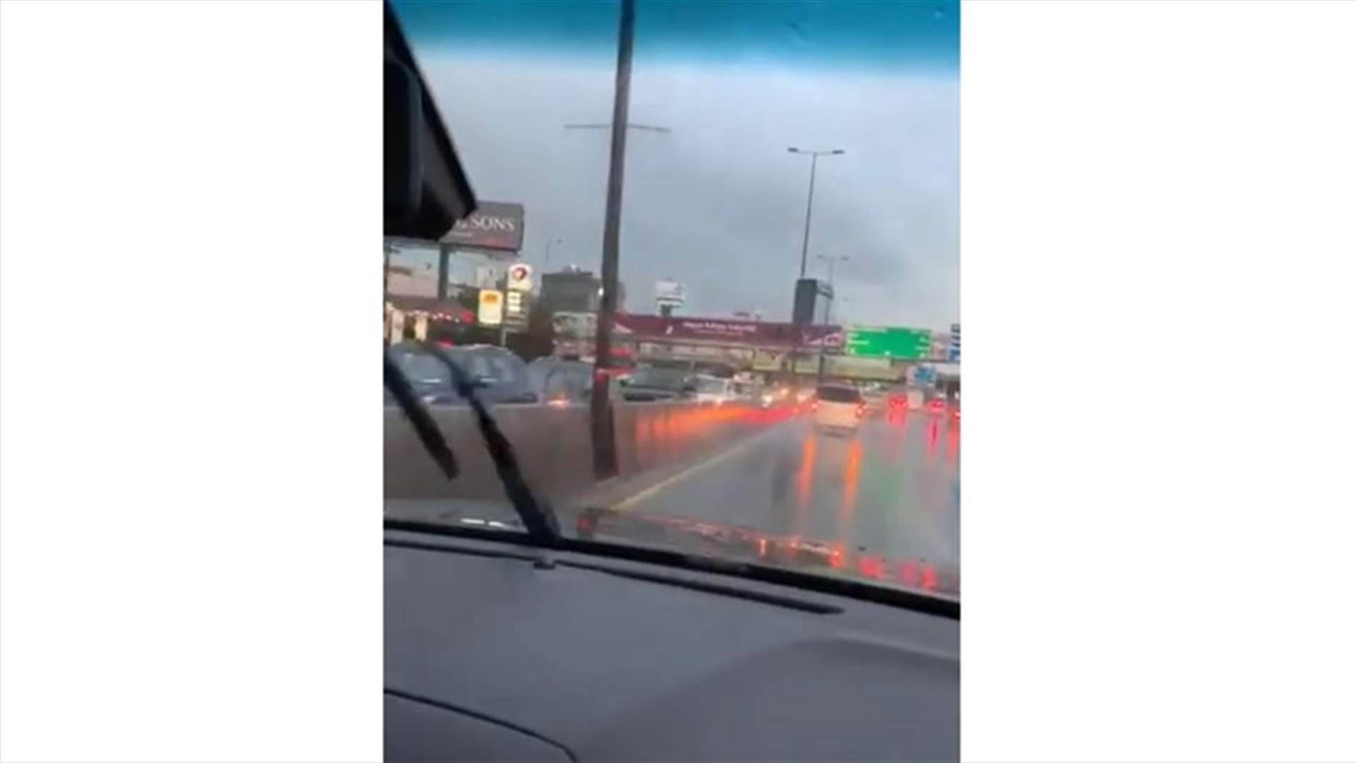 السير شبه متوقف من ساحة الشهداء وصولا الى ضبيه مكان تجمع المياه... (فيديو)