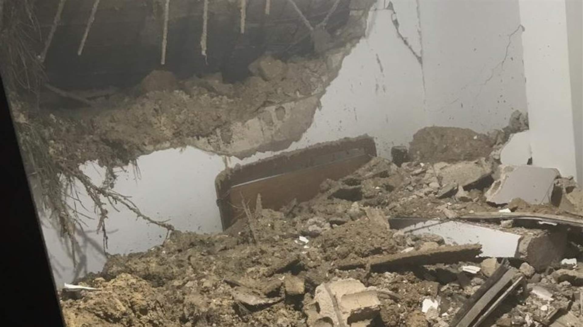 سقوط جدار في ذوق مكايل على أحد الشقق السكنية... (صور)