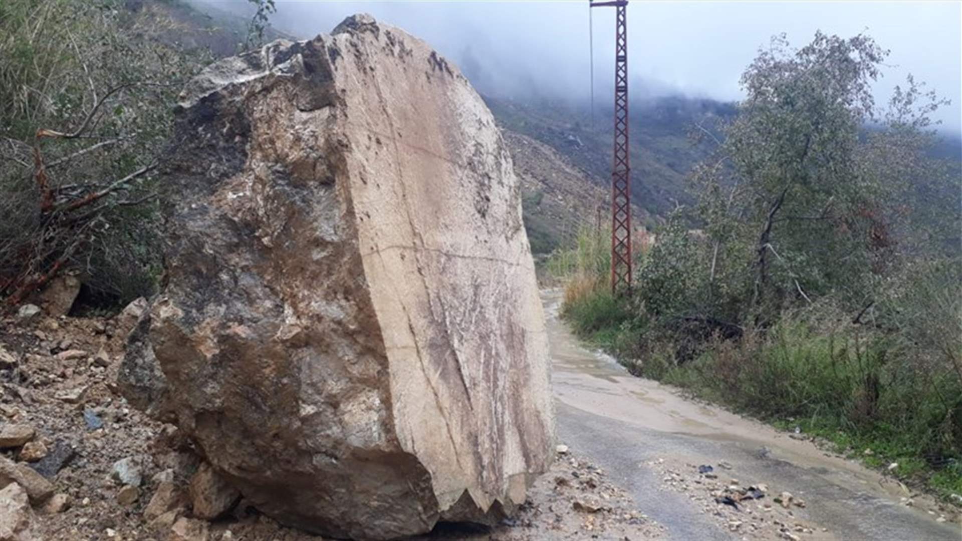 انهيار صخور وأتربة عند مدخل بلدة الفوارة من جهة كفرنبرخ (صور)