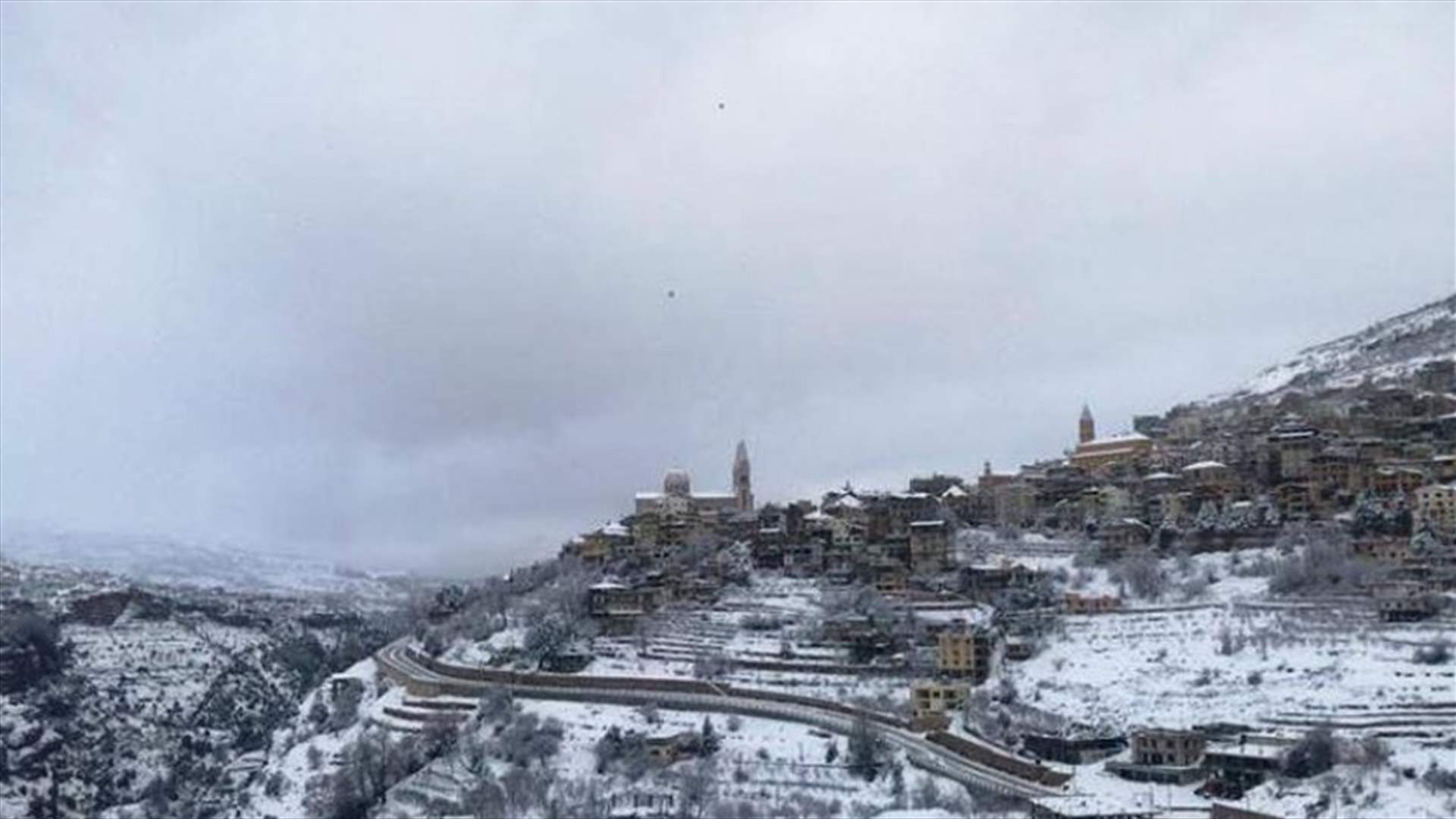 الثلوج غطت بلدات بشري... والطرق سالكة بصعوبة