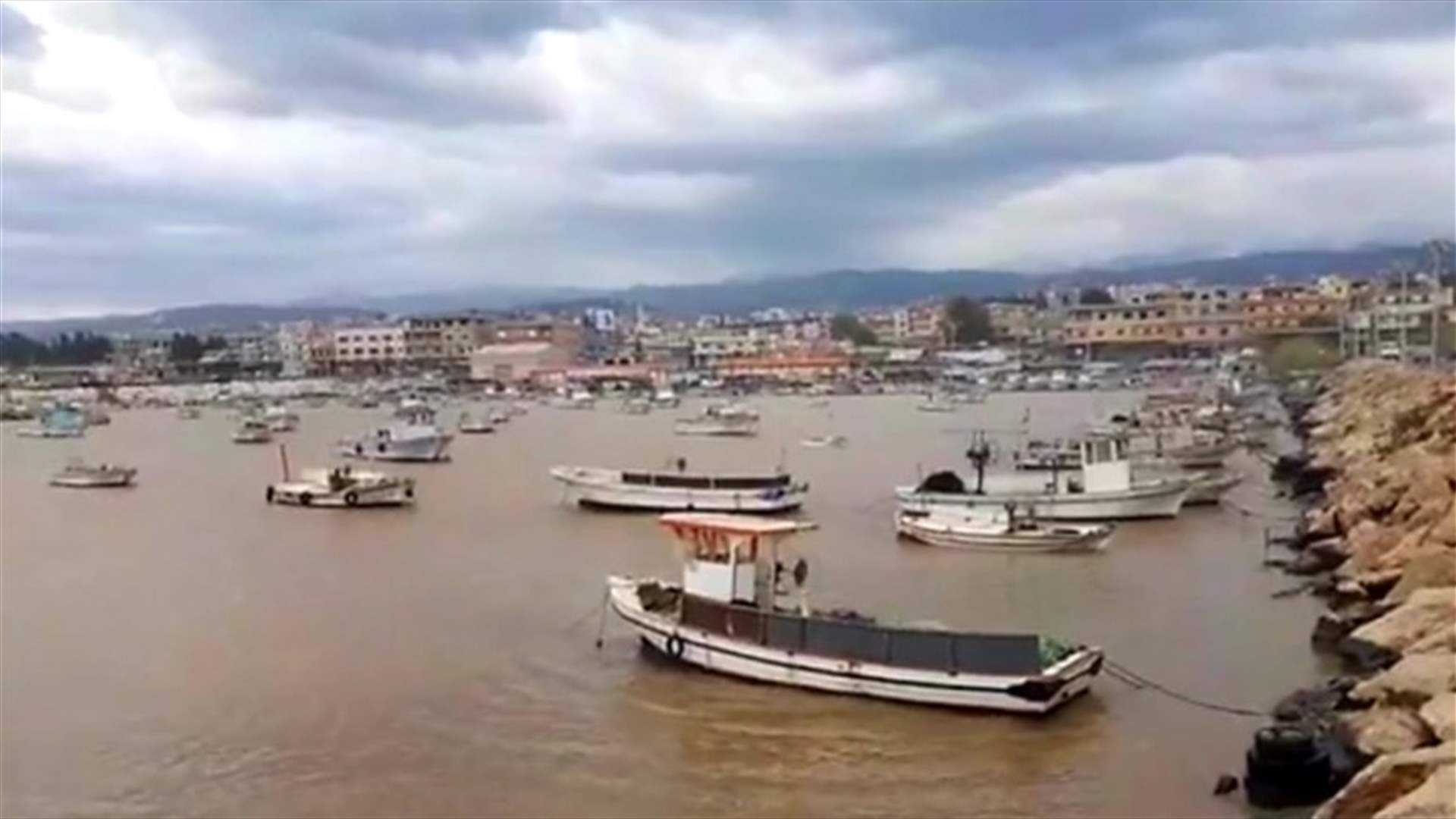 الامواج حطمت زوارق الصيد في مرفأ العبدة
