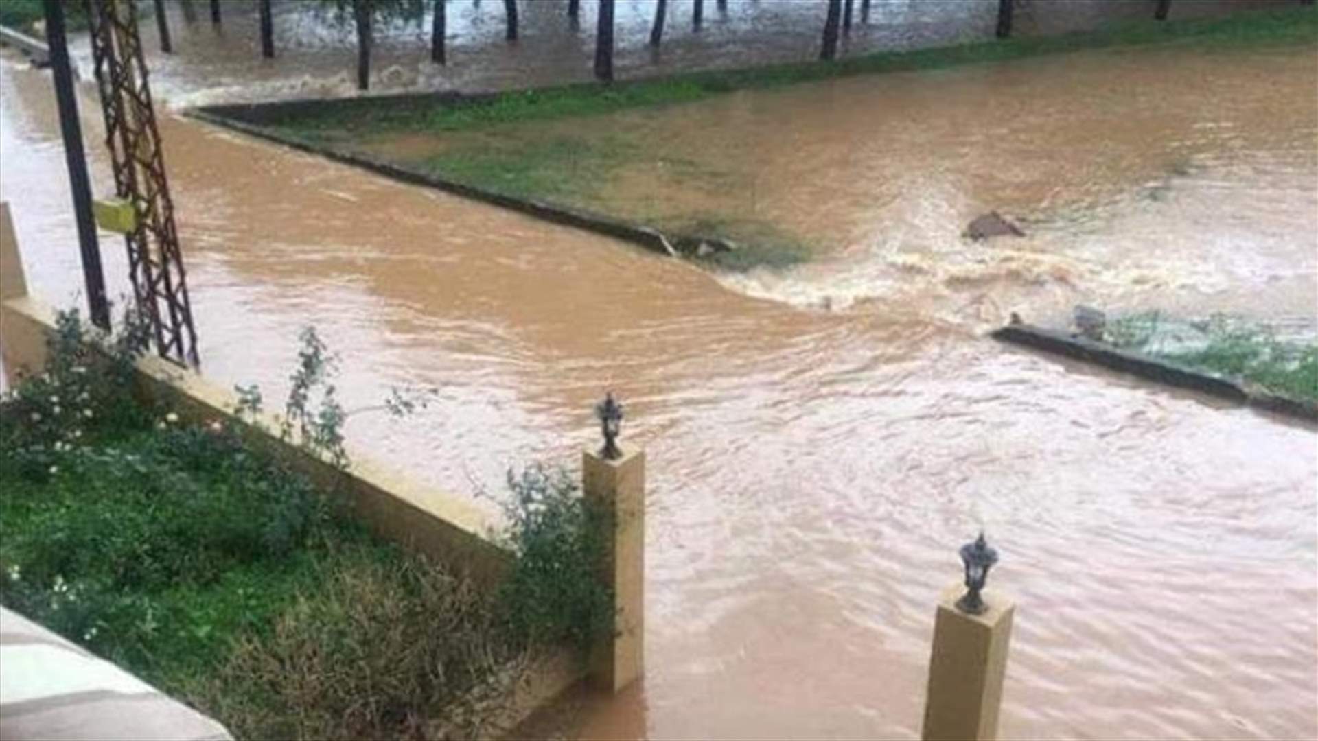 ارتفاع منسوب المياه في الكورة يحوّل الطرق الى أنهر