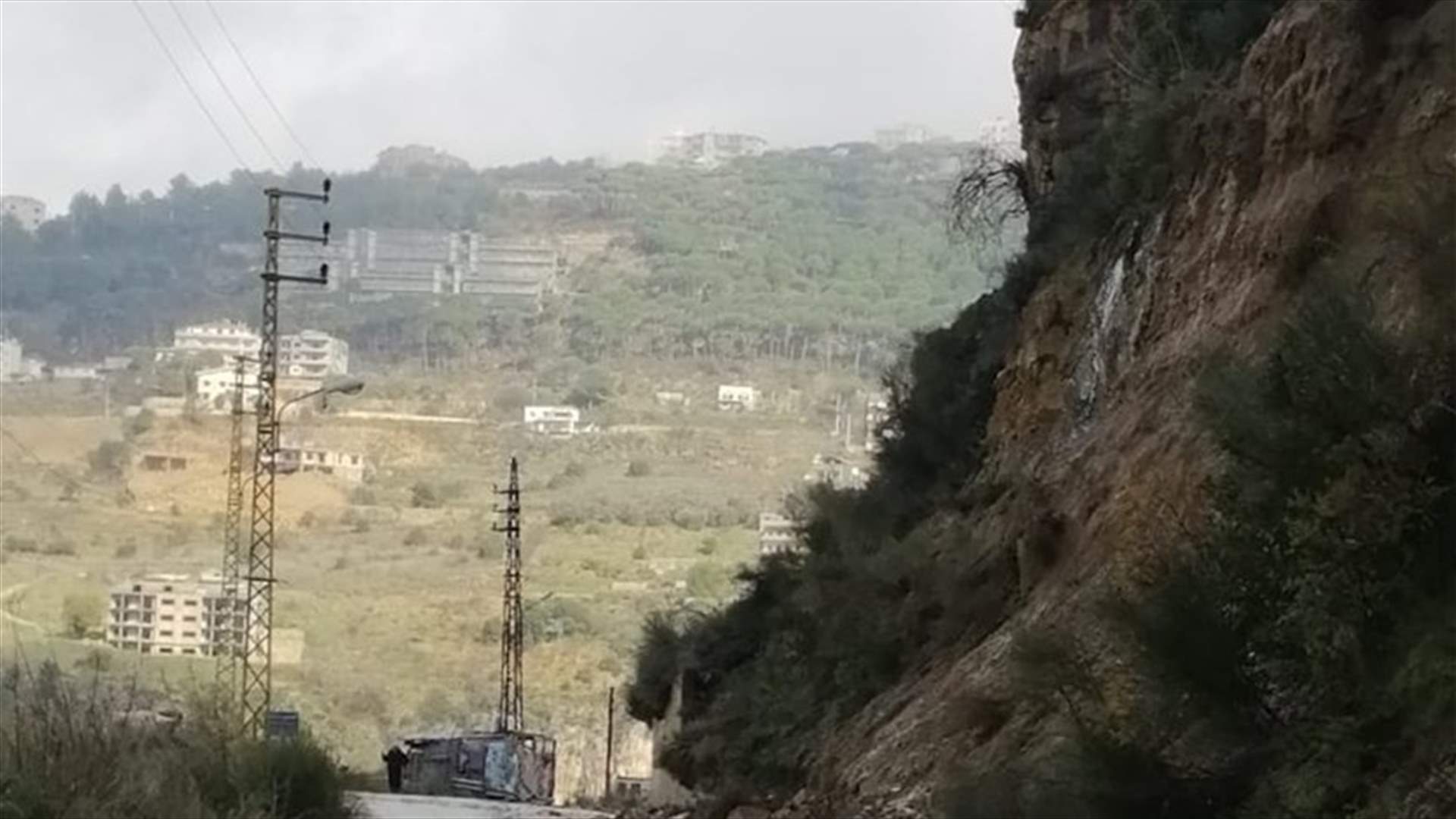 بعد انهيار طريق الغابون... قائمقام عاليه تعلن إقفاله وتناشد وزراة الأشغال لمعالجة الوضع