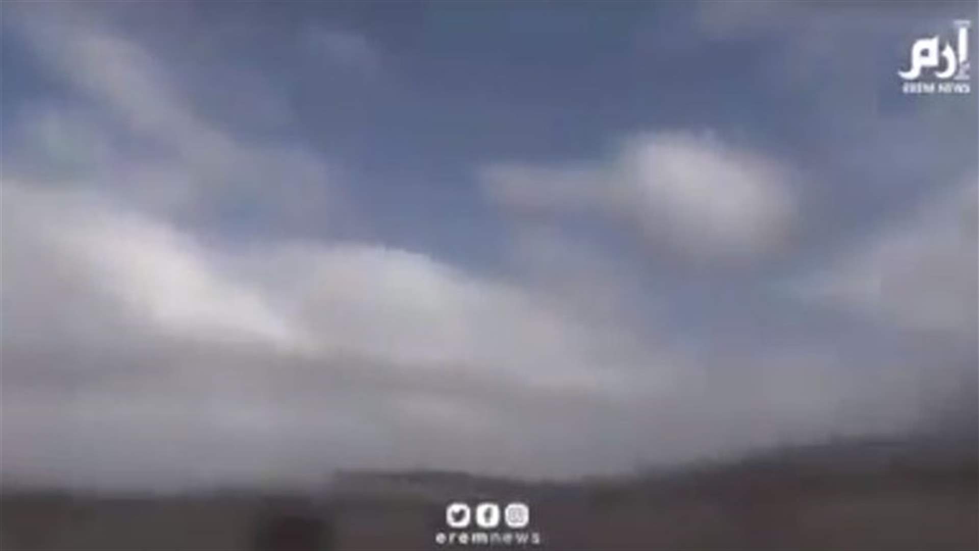 لحظة تفجير الطائرة المسيّرة الحوثية فوق منصة عرض عسكري في اليمن (فيديو)