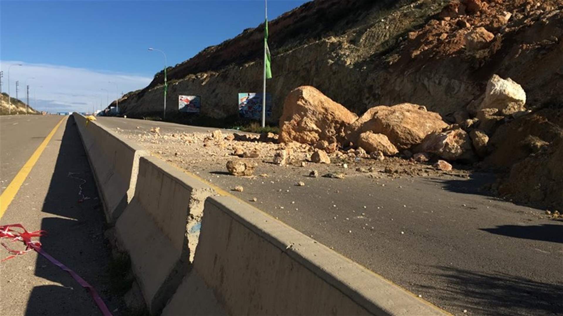 ازالة الانهيار على اتوستراد صور- صيدا وإعادة فتح المسلك الغربي